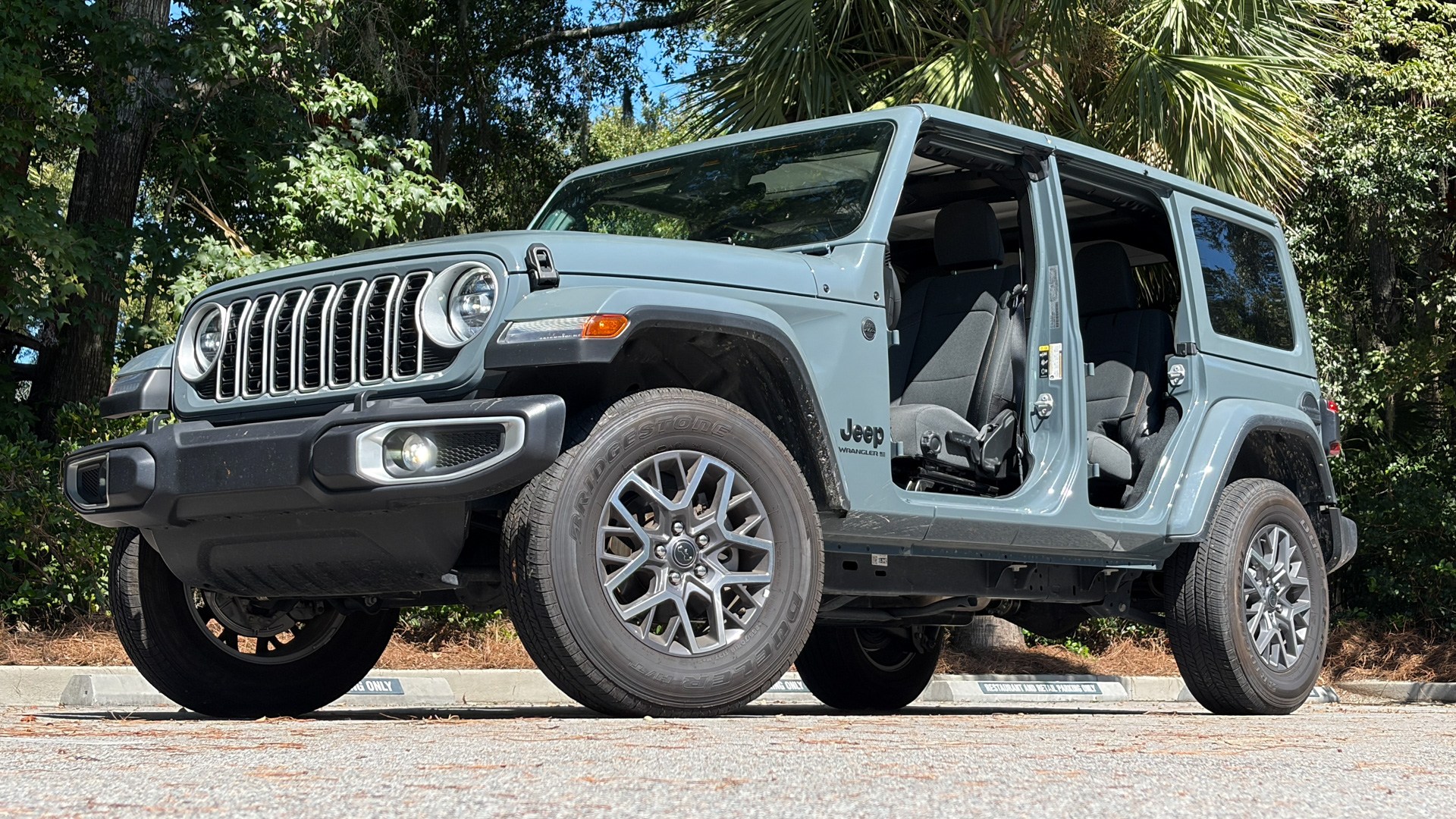2026 年式 Jeep Wrangler 門板拆卸系統升級，無需工具更添樂趣