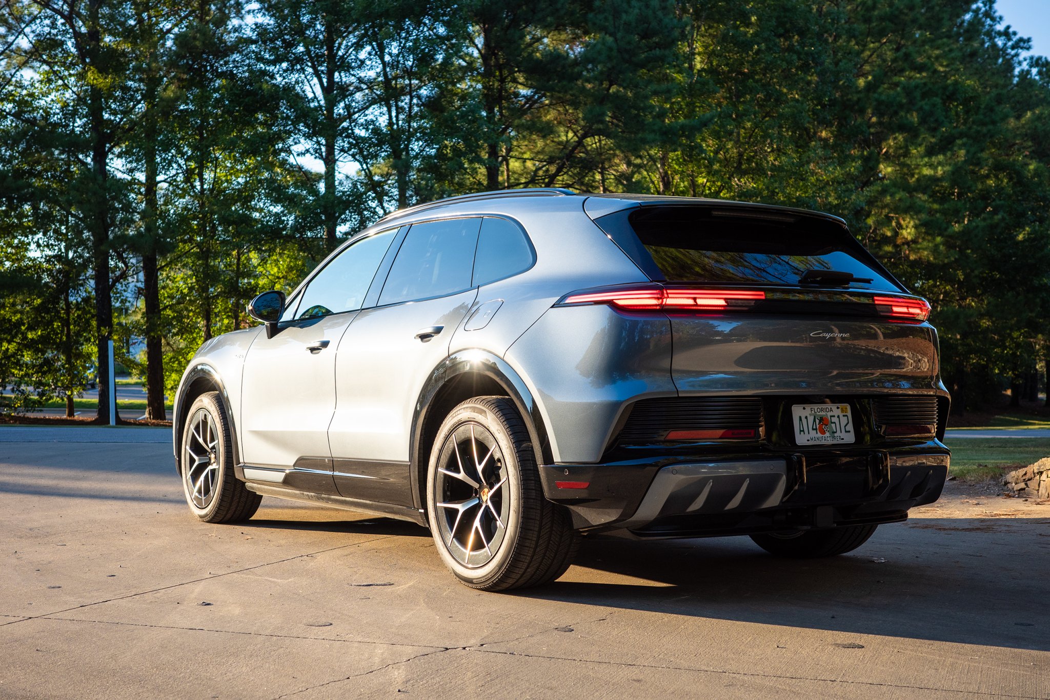 Chcesz prawidłowo naładować Porsche Cayenne Electric? Lepiej zrób to sam
