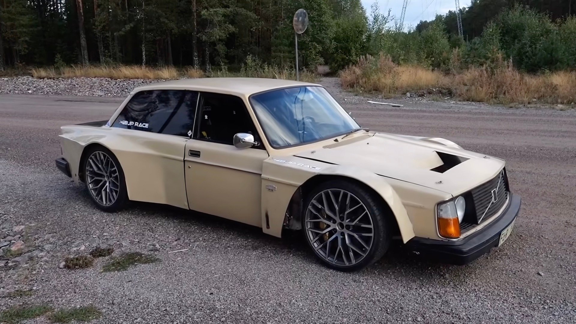 Volvo 240 z 1975 roku: pod maską środkowy biturbo V8 z Lamborghini, nadal z napędem na cztery koła