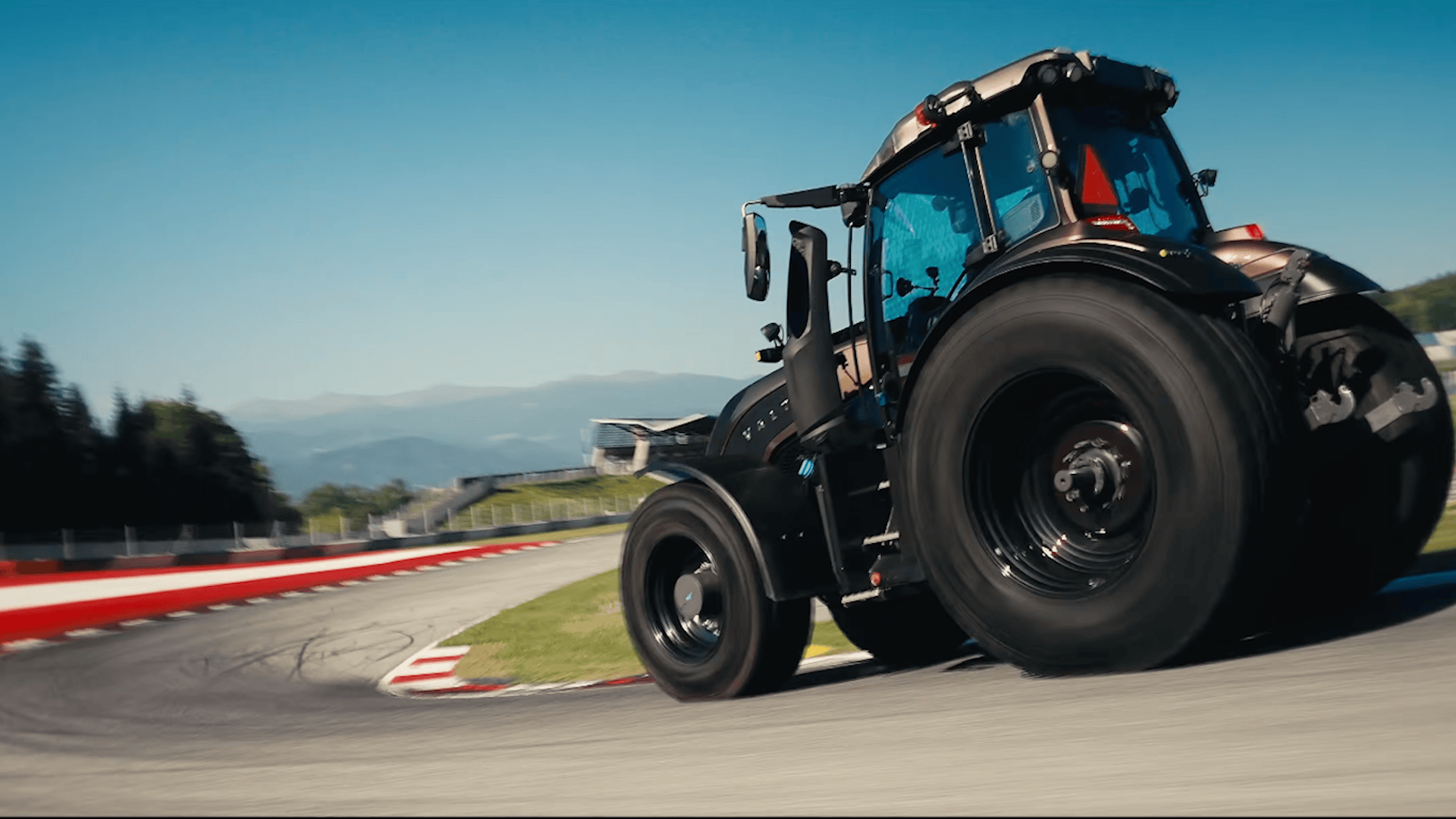 Ten ciągnik rolniczy o mocy 245 KM ustanowił rekord okrążenia na torze Red Bull Ring