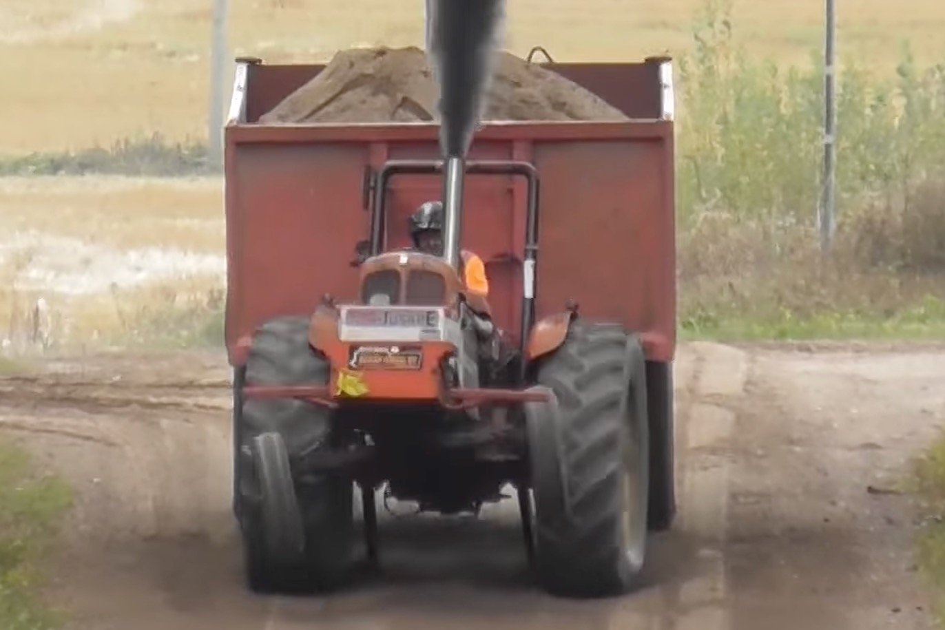 Fińscy rolnicy uatrakcyjniają ciągnikowy „tractor pulling” wielkim wzniesieniem