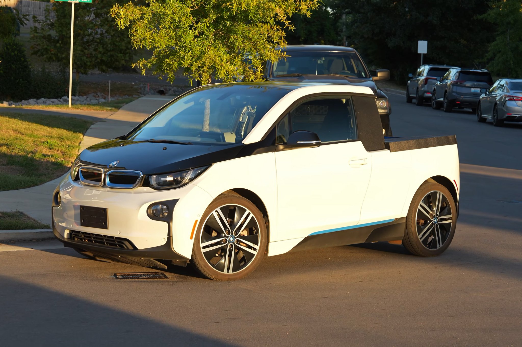 Mistrz inżynierii zbudował pickup na bazie BMW i3, by zawstydzić Teslę