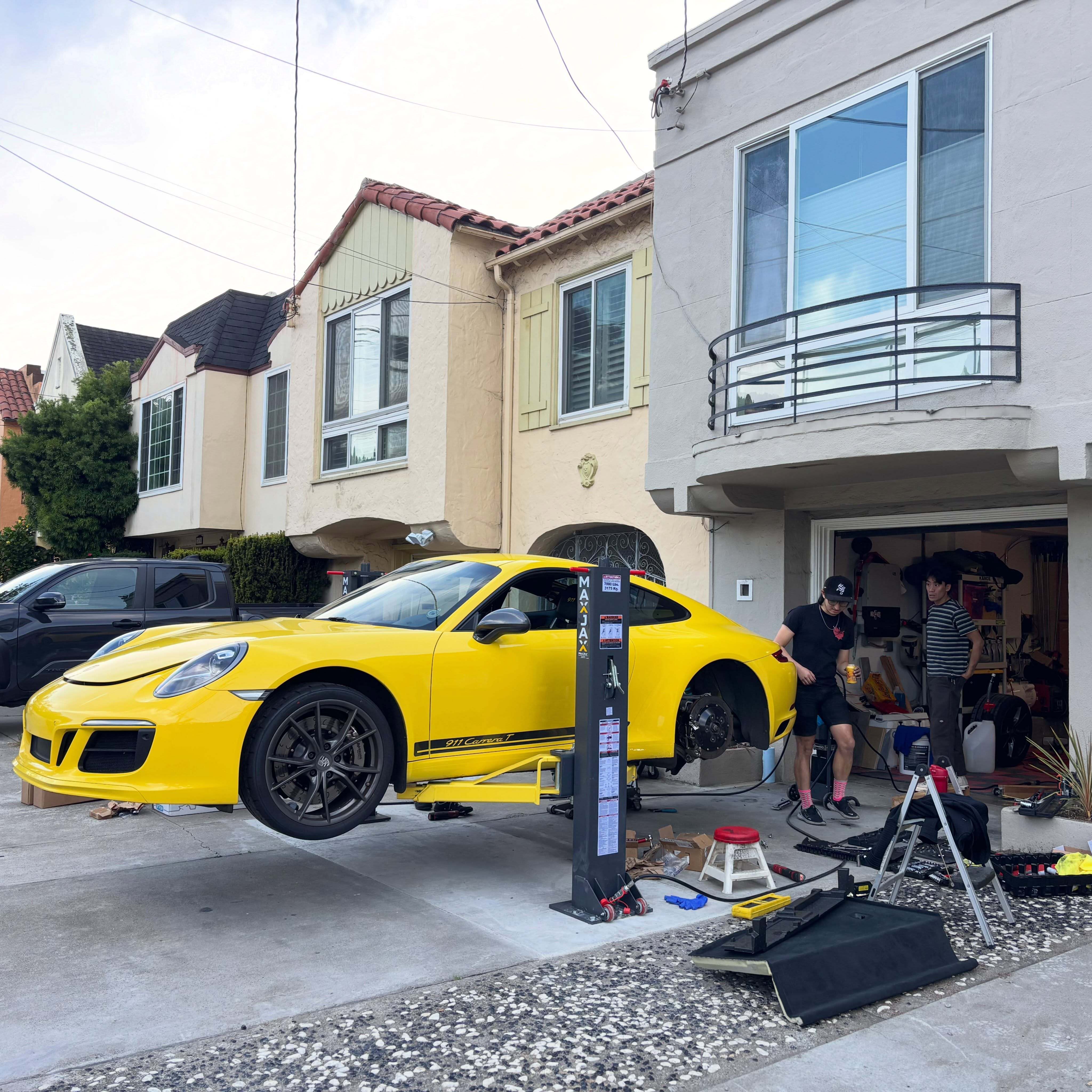 巧妙的隱藏式車道升降機，展現居家修車達人的高超技巧
