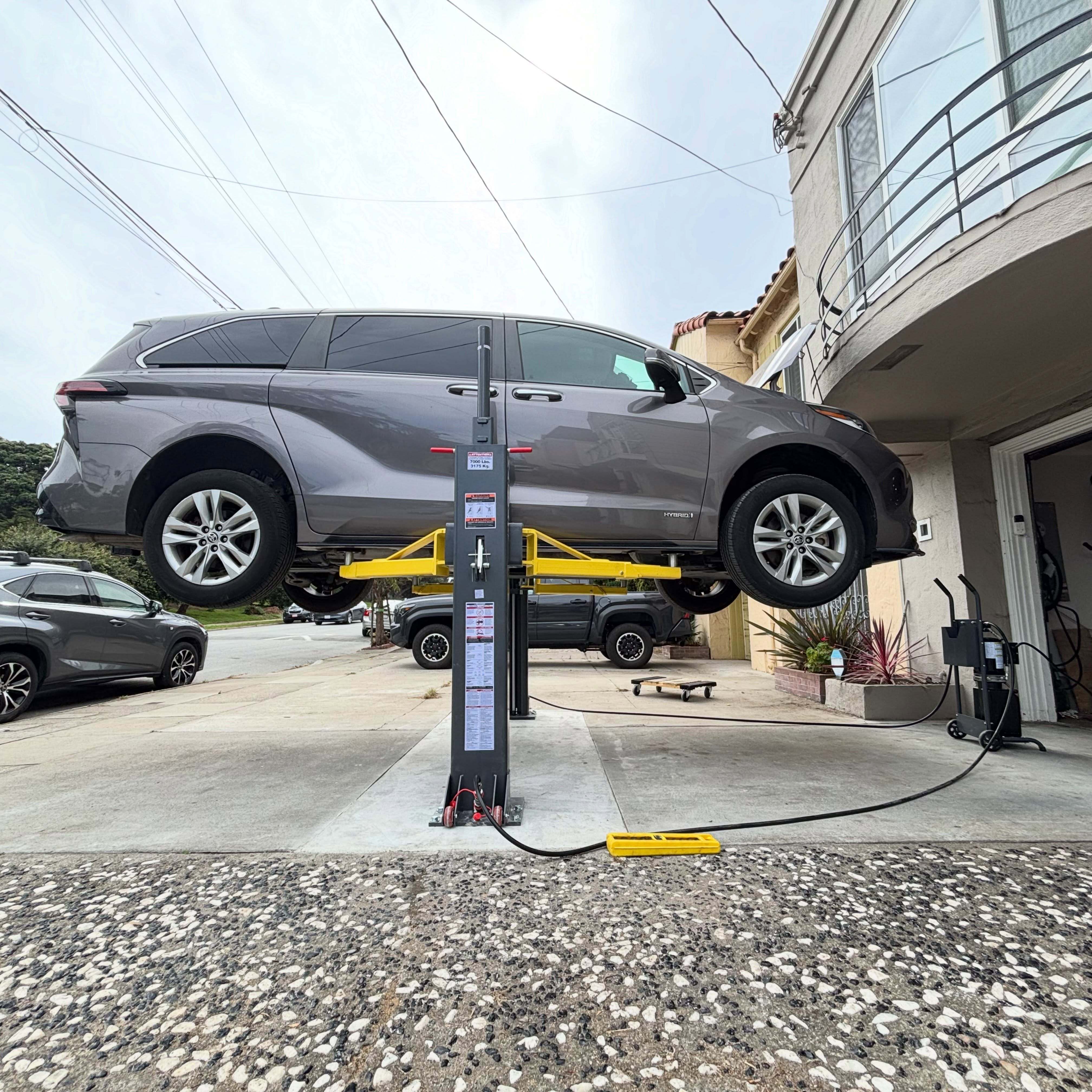 巧妙的隱藏式車道升降機，展現居家修車達人的高超技巧
