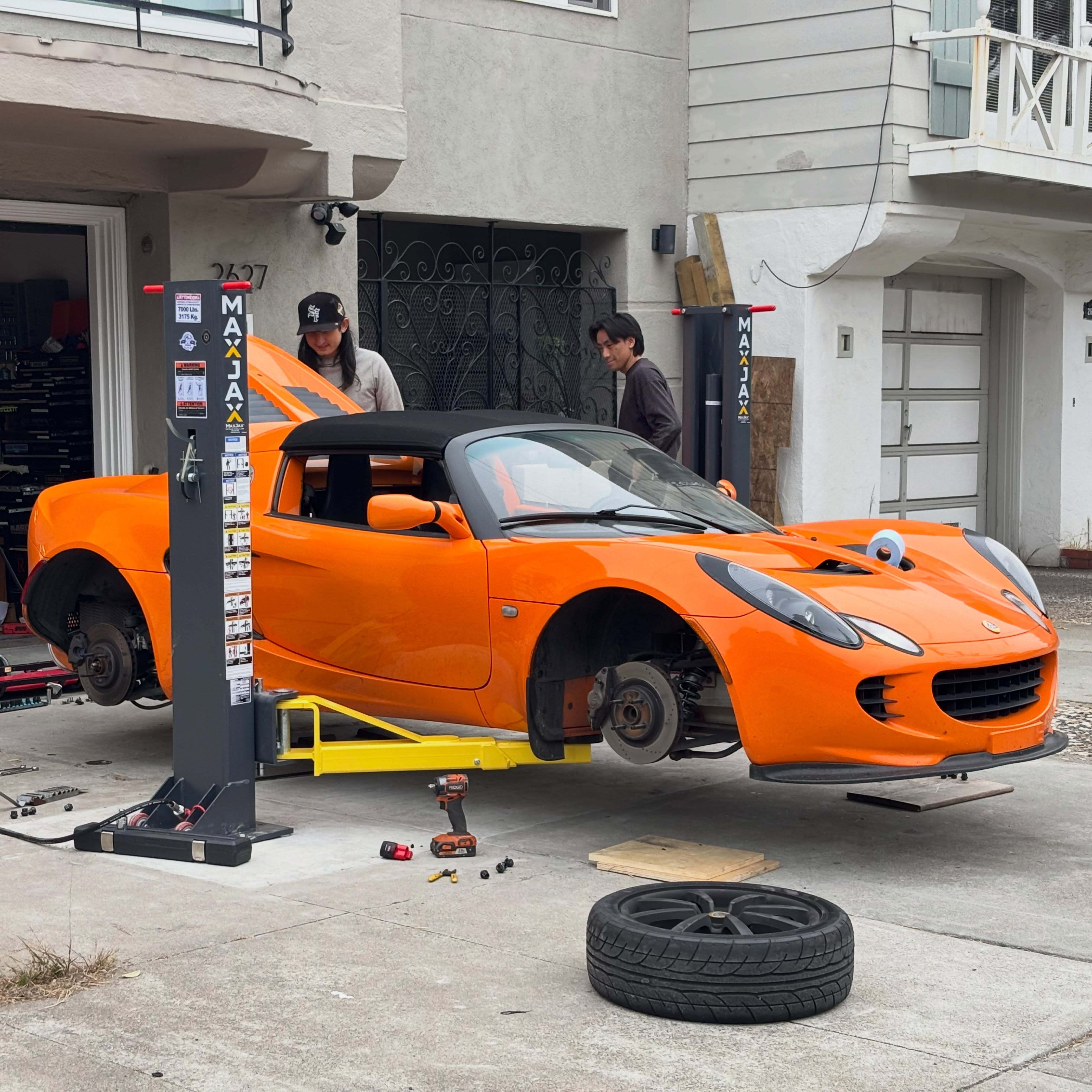 巧妙的隱藏式車道升降機，展現居家修車達人的高超技巧