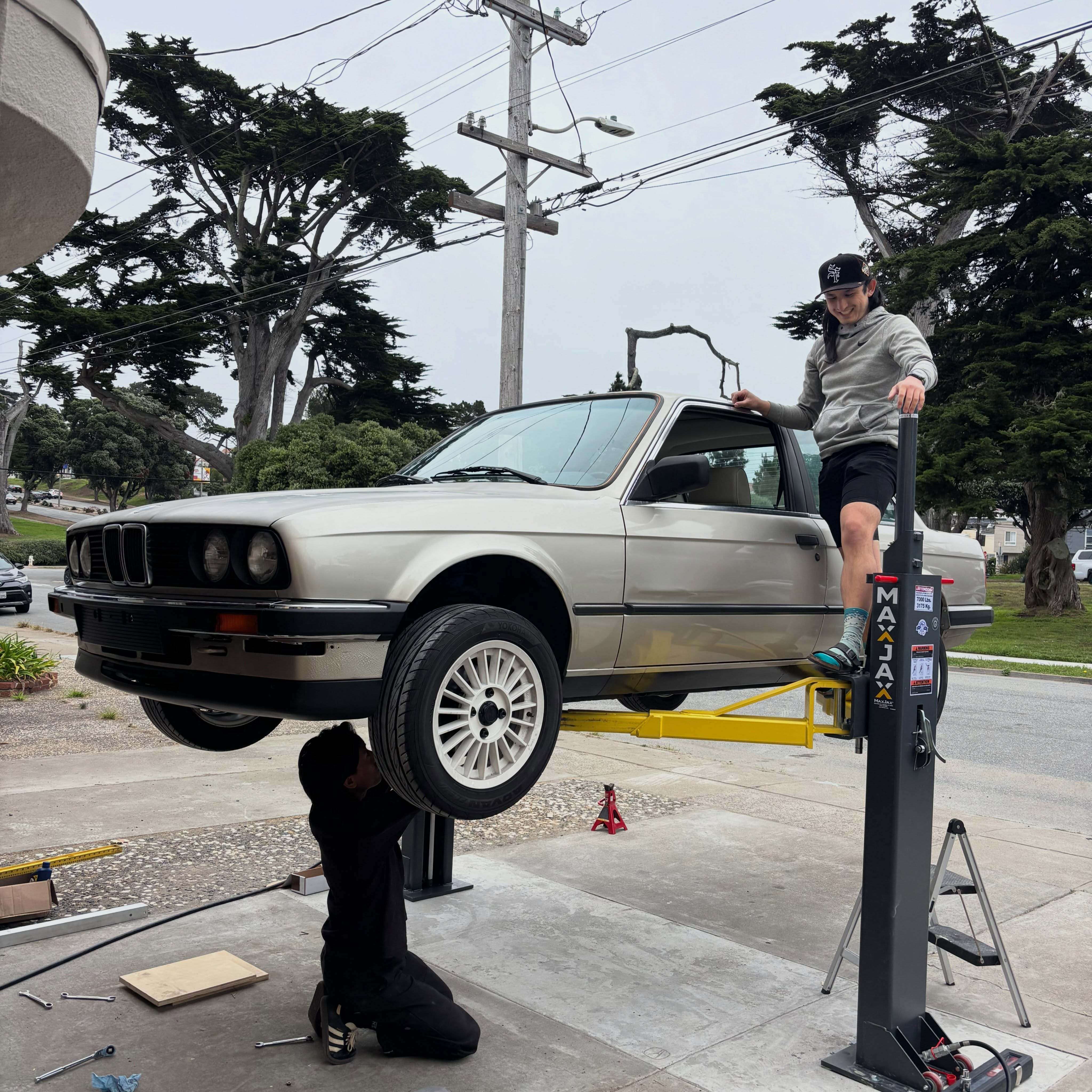 巧妙的隱藏式車道升降機，展現居家修車達人的高超技巧