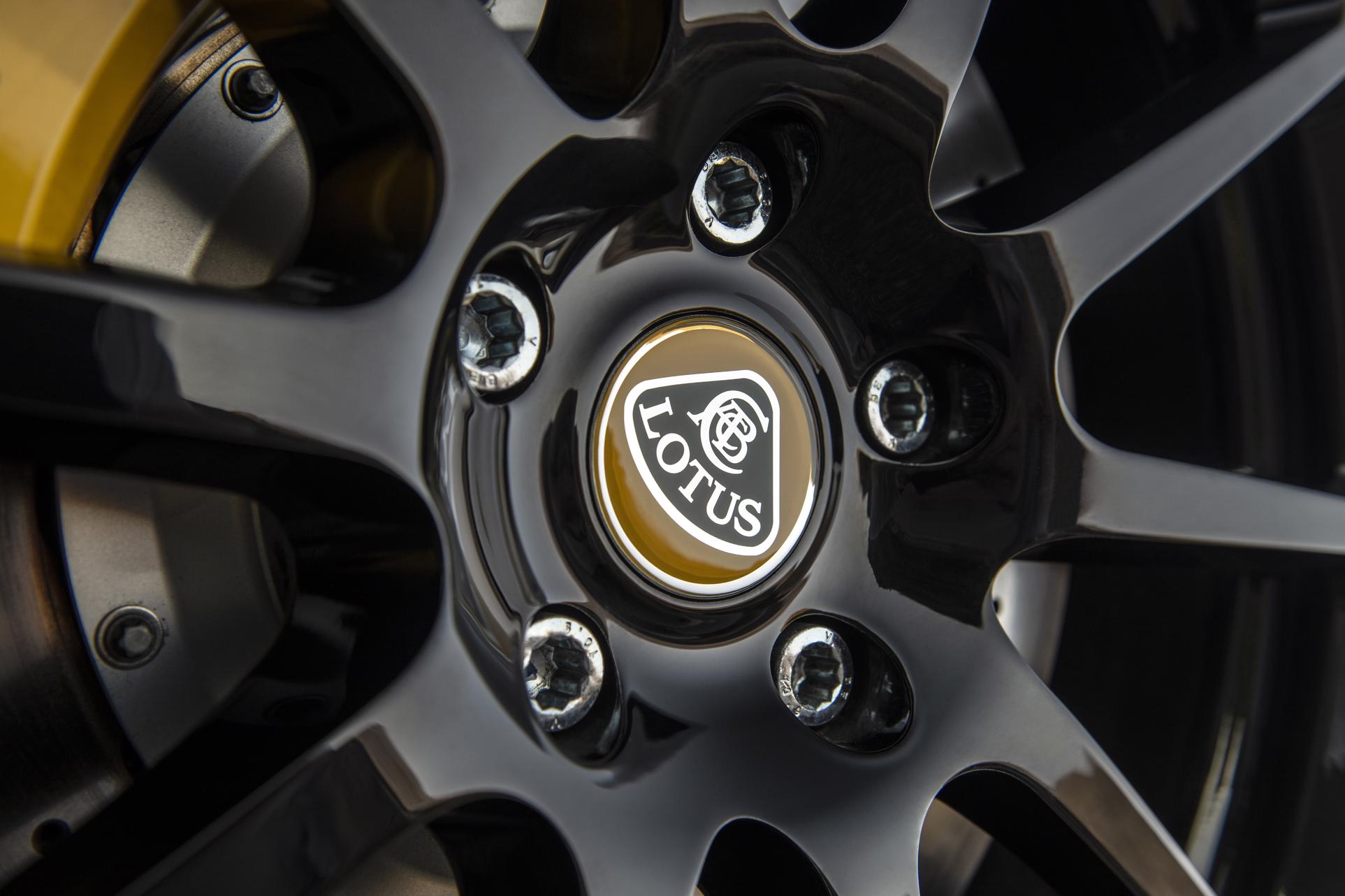 message-editor%2F1565391644937-lotus-evora-gt-vivid-green-49-1925x1283.jpg