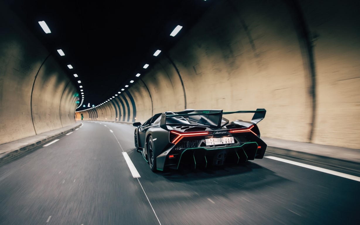 message-editor%2F1579981648524-2015-lamborghini-veneno-roadster-_12.jpg