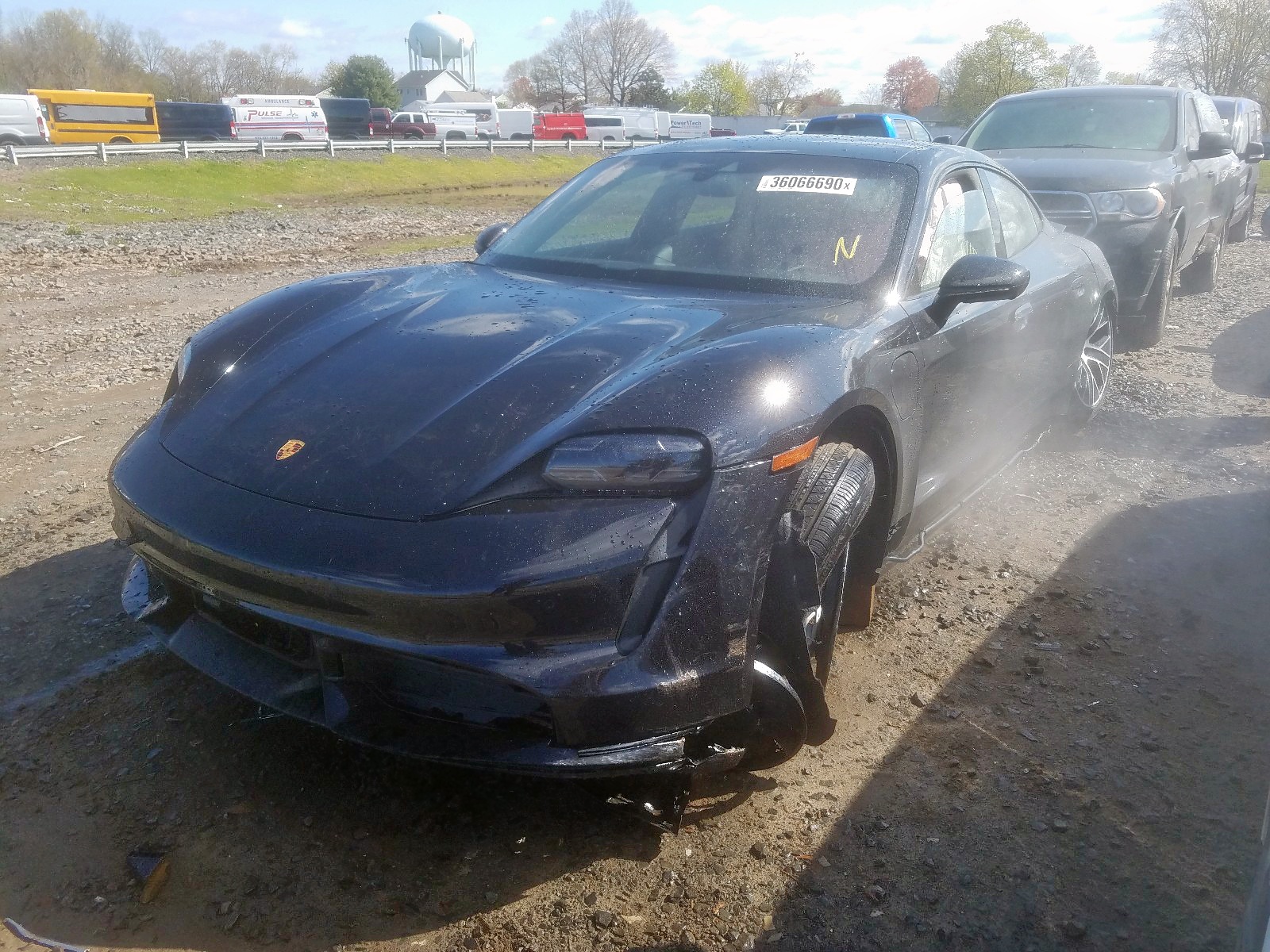 テック症 The First Wrecked 2020 Porsche Taycan Turbo Pops Up at a Salvage