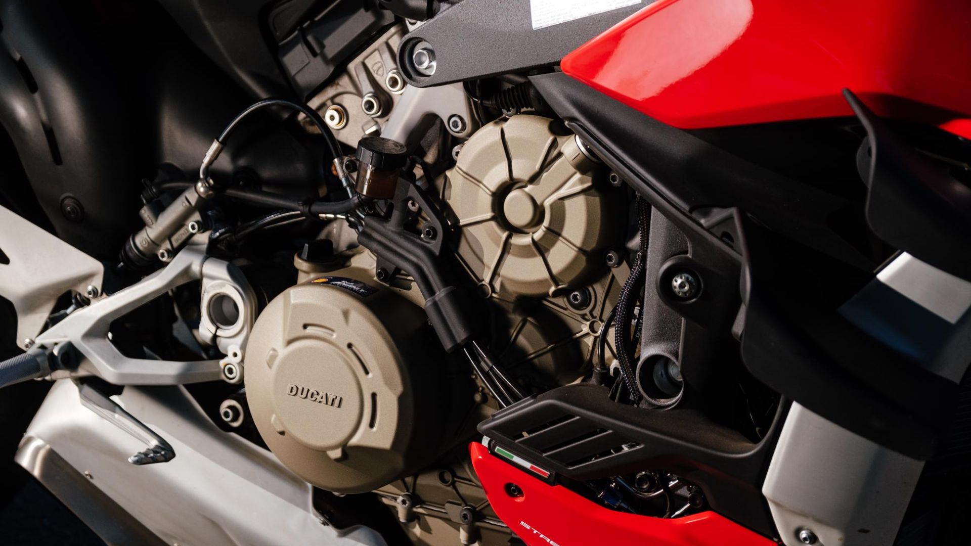 message-editor%2F1598575394041-08-25-2020-ducatistreetfighterbeautyshotsandriding15-1996x1331.jpg