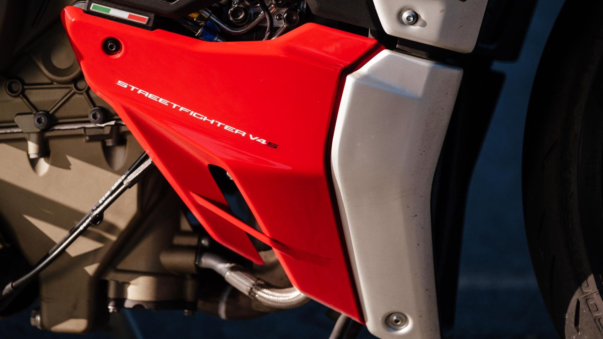 message-editor%2F1598575398030-08-25-2020-ducatistreetfighterbeautyshotsandriding22-1996x1331.jpg