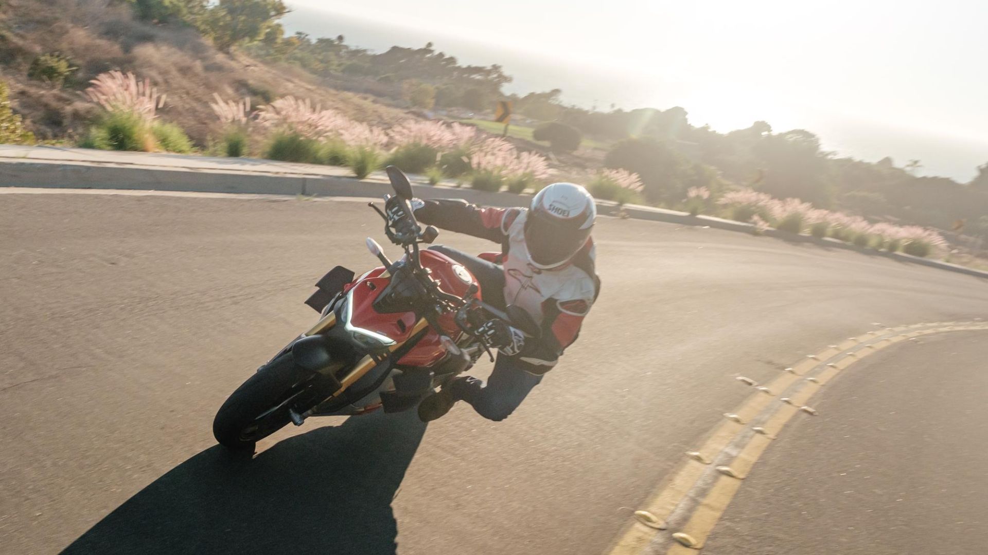message-editor%2F1598575445122-08-25-2020-ducatistreetfighterbeautyshotsandriding58-2001x1334.jpg