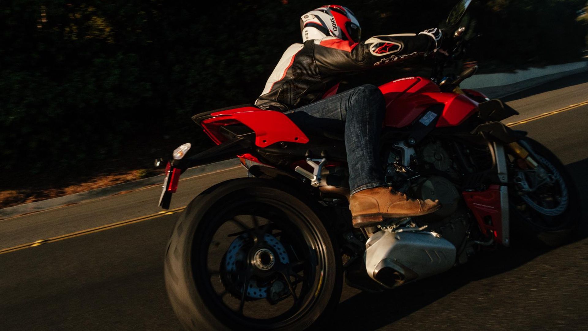 message-editor%2F1598575525269-08-25-2020-ducatistreetfighterbeautyshotsandriding64-1773x1182.jpg