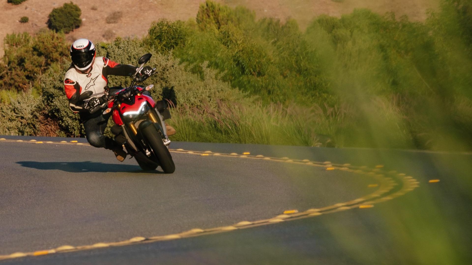 message-editor%2F1598575529993-08-25-2020-ducatistreetfighterbeautyshotsandriding68-1939x1292.jpg