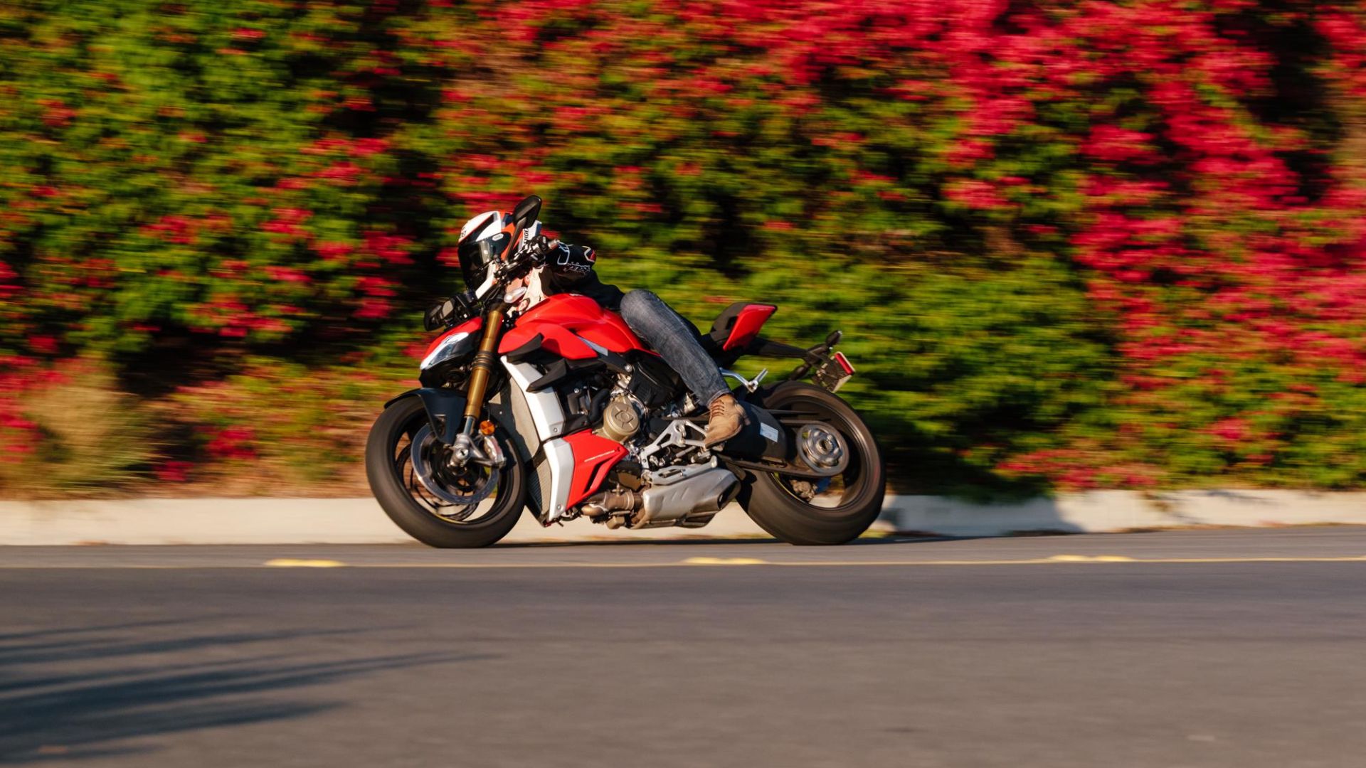 message-editor%2F1598575534523-08-25-2020-ducatistreetfighterbeautyshotsandriding74-1996x1331.jpg