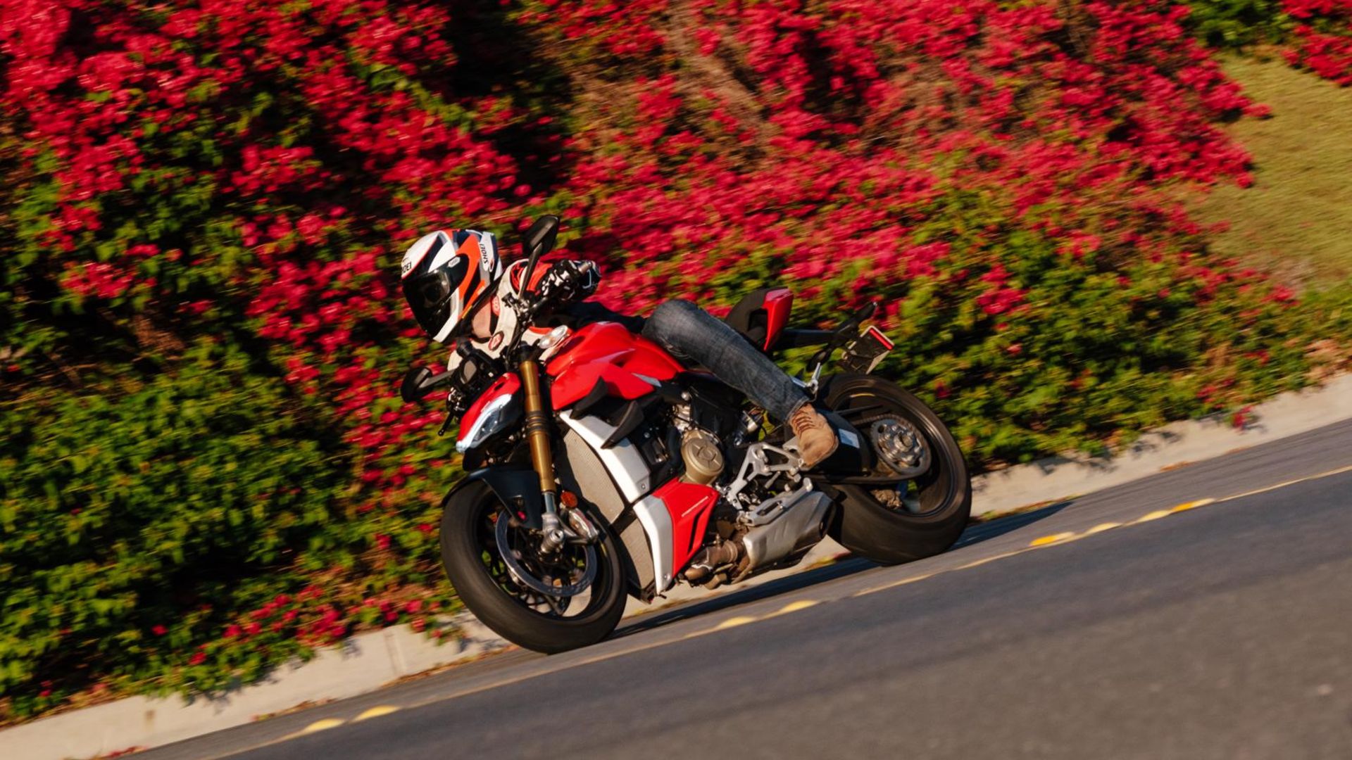 message-editor%2F1598575537926-08-25-2020-ducatistreetfighterbeautyshotsandriding71-1641x1094.jpg