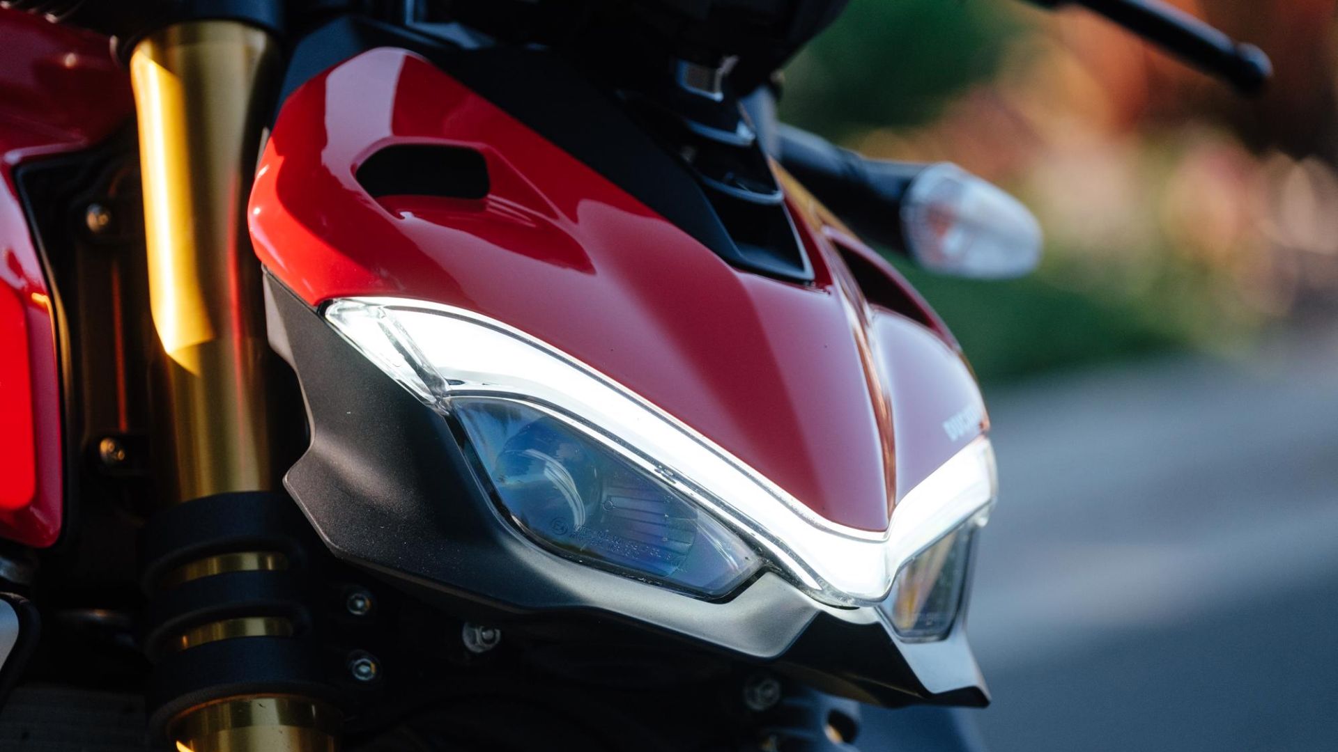message-editor%2F1598575562269-08-25-2020-ducatistreetfighterbeautyshotsandriding11-1996x1331.jpg