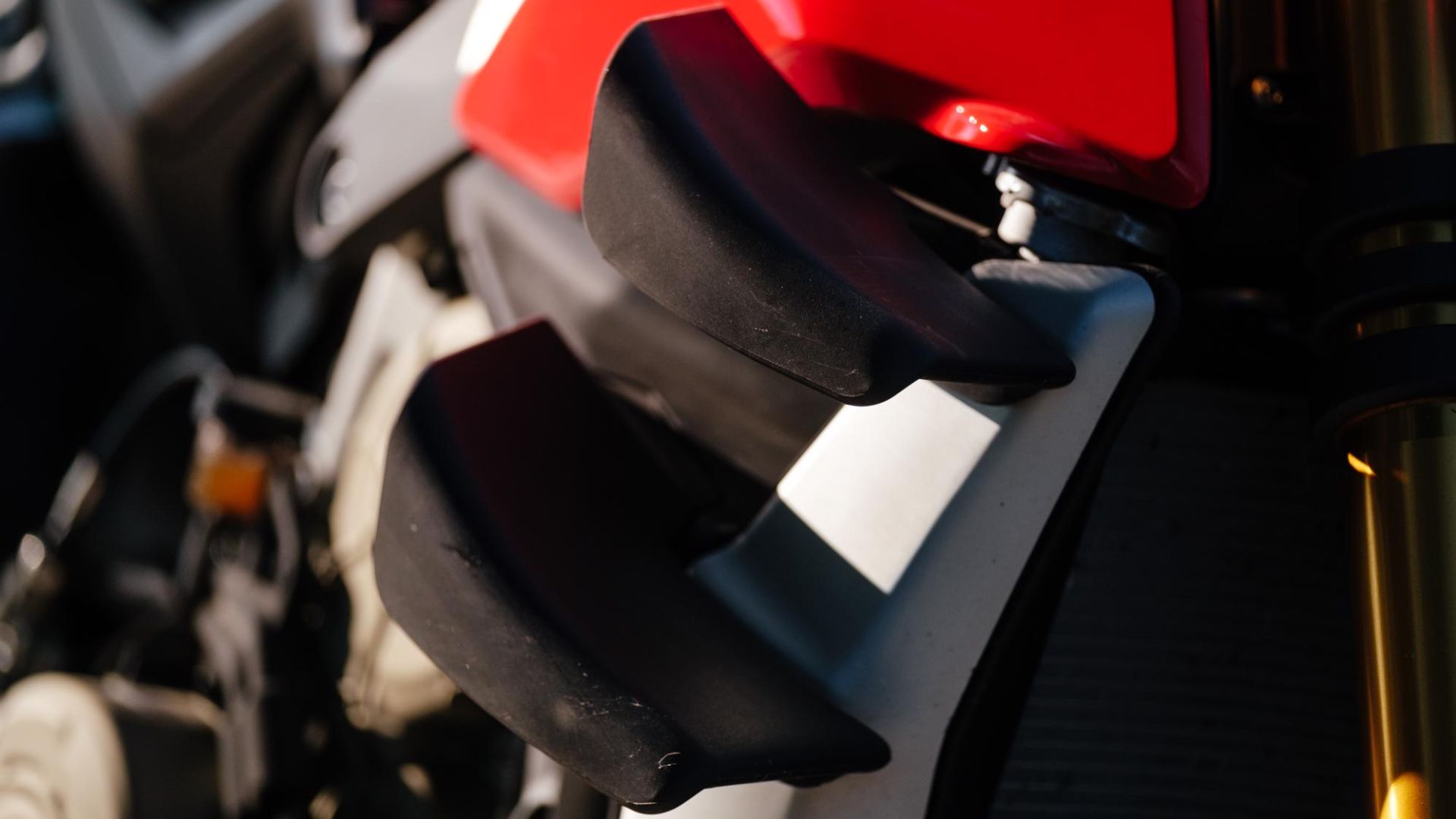 message-editor%2F1598575565427-08-25-2020-ducatistreetfighterbeautyshotsandriding12-1996x1331.jpg