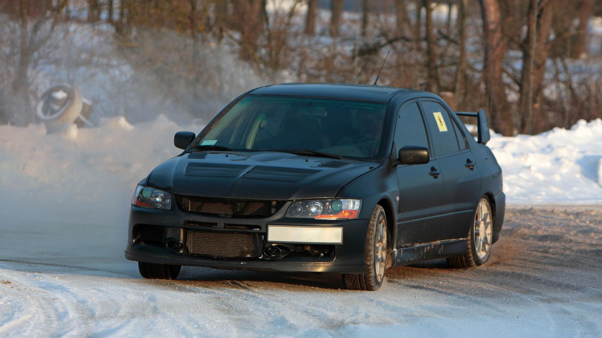 A Mitsubishi Evo encounters a slippery situation and goes full WRC!