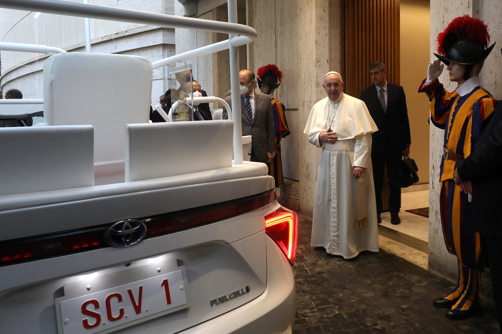 message-editor%2F1602523295261-a-hydrogen-popemobile-for-his-holiness-pope-francis-10-scaled.jpg