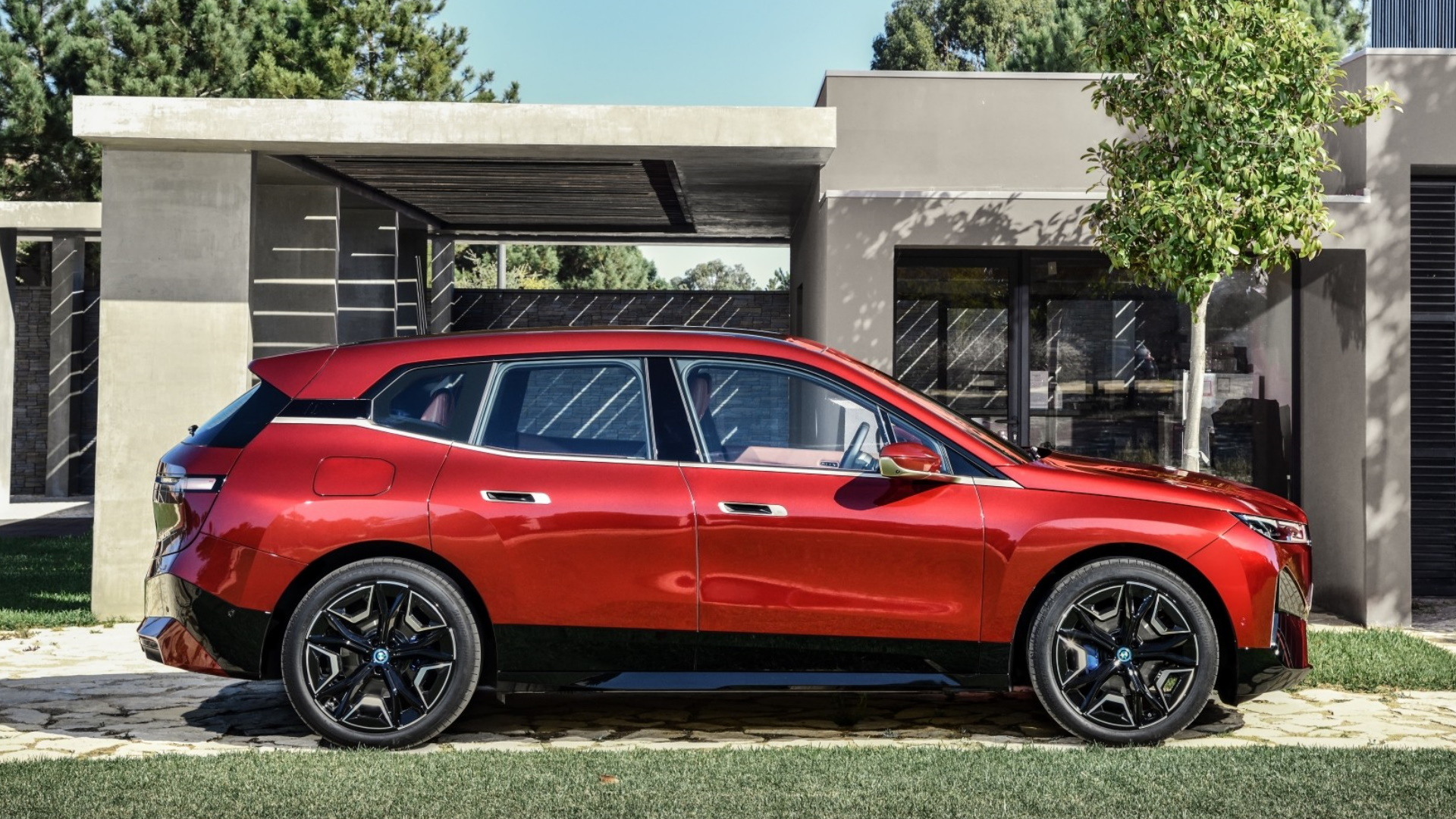 BMW iX: A 300-Mile Electric SUV With a Futuristic Interior and 500 ...