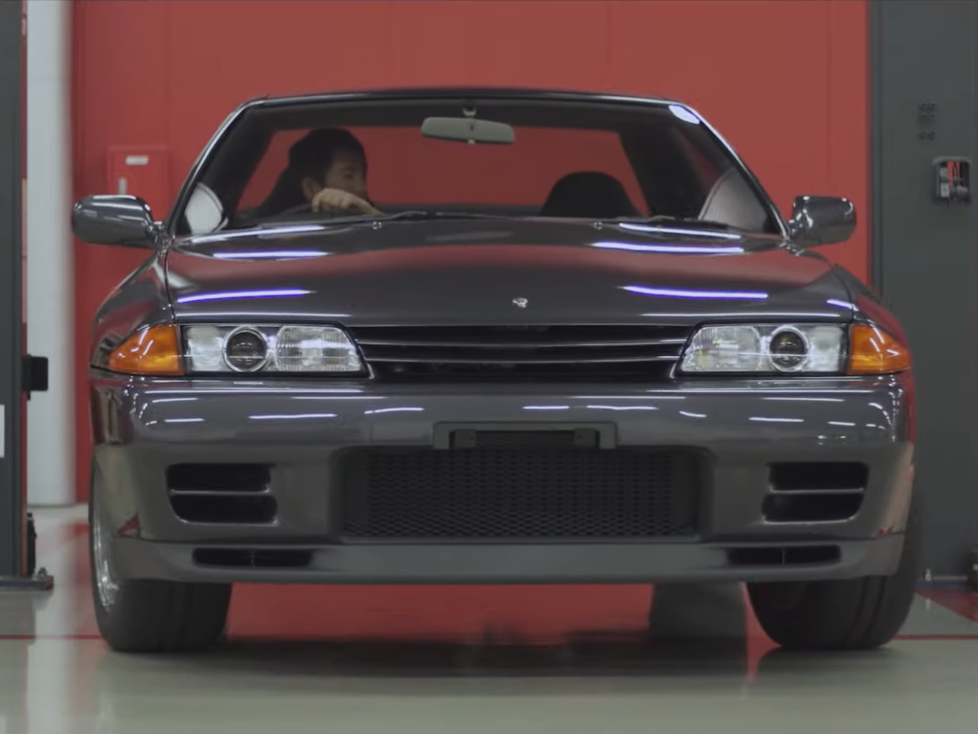 Watch Nissan Completely Take Apart and Reassemble an R32 Skyline