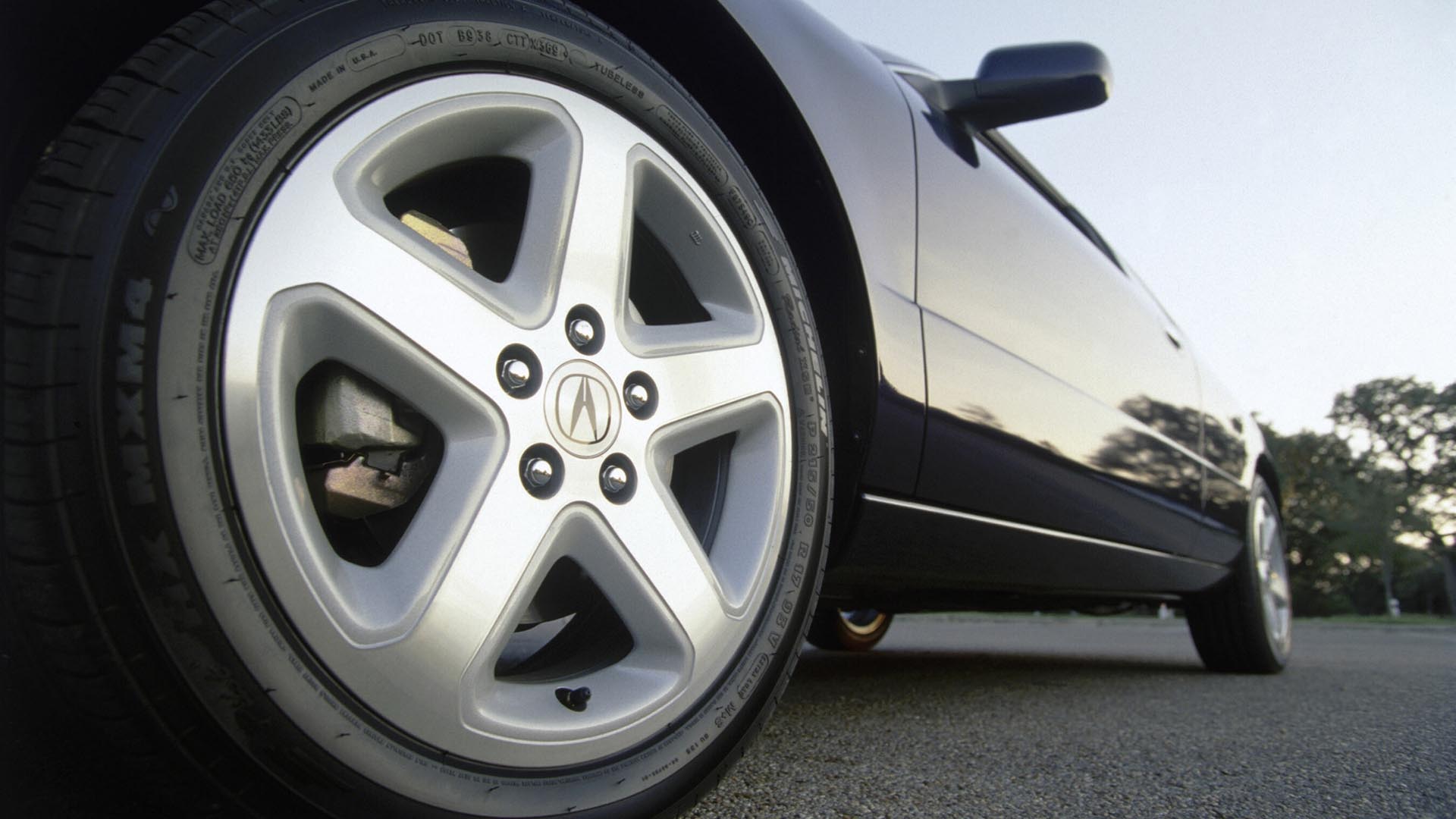 A 2001 Acura 3.2CL Type S front driver's side wheel.