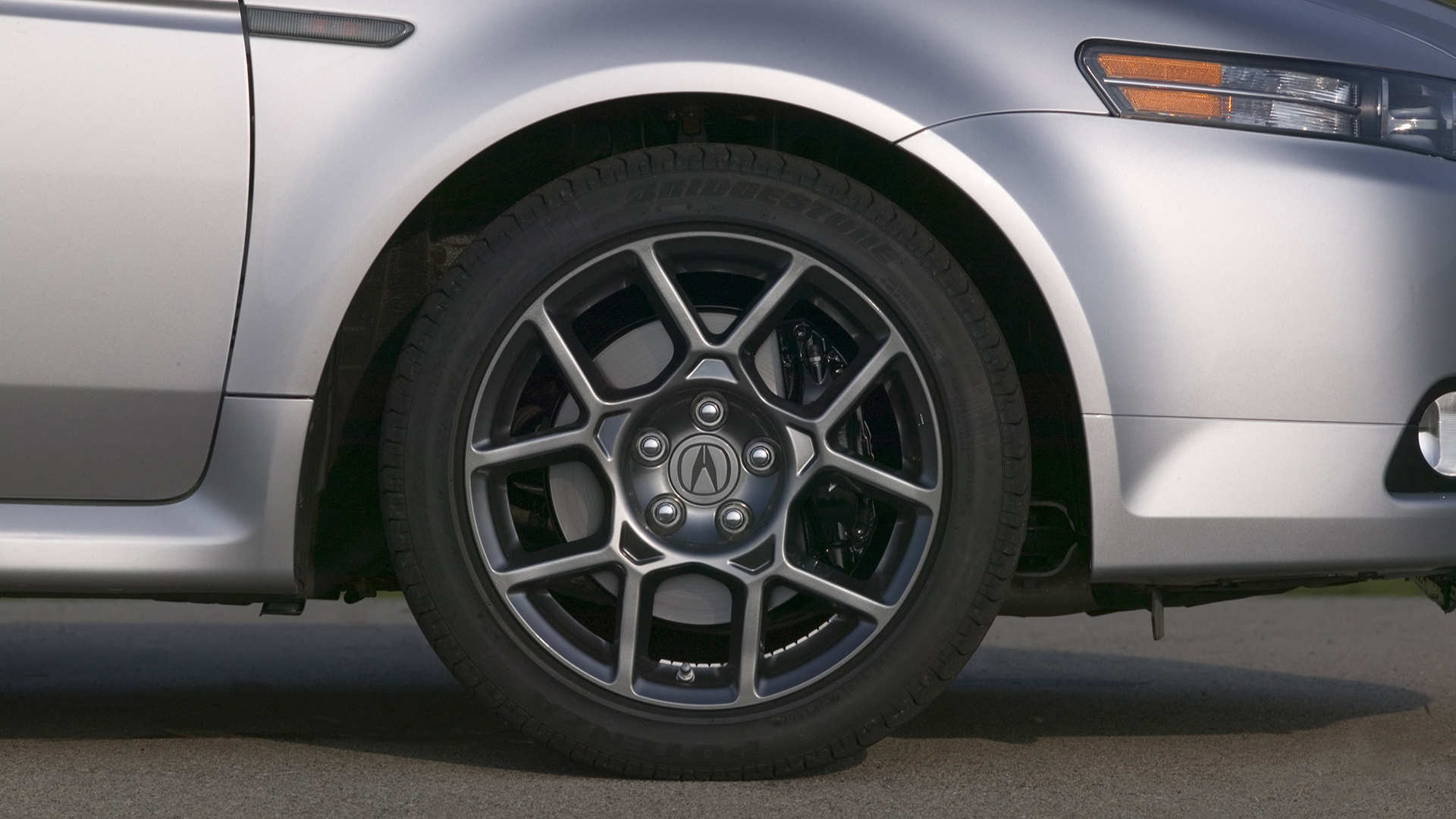 The front wheel design of the 2007-2008 TL Type S.