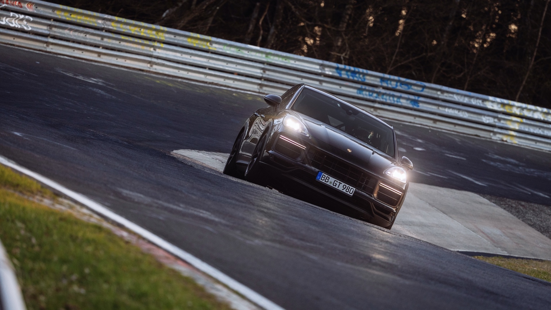 message-editor%2F1623873944011-porschecayenne_nurburgring_03.jpeg