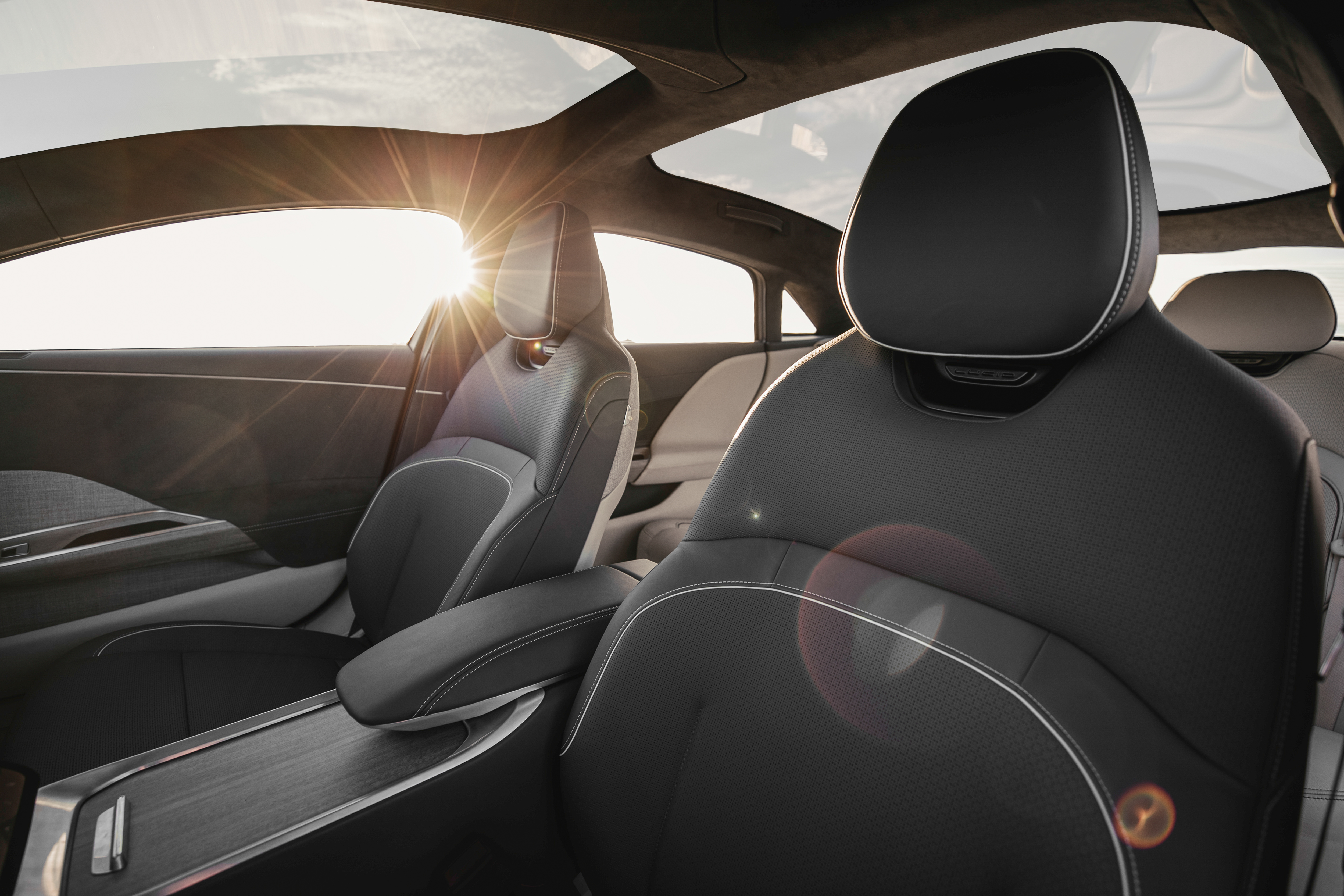 message-editor%2F1623881610415-lucid-air-interior-08.jpg