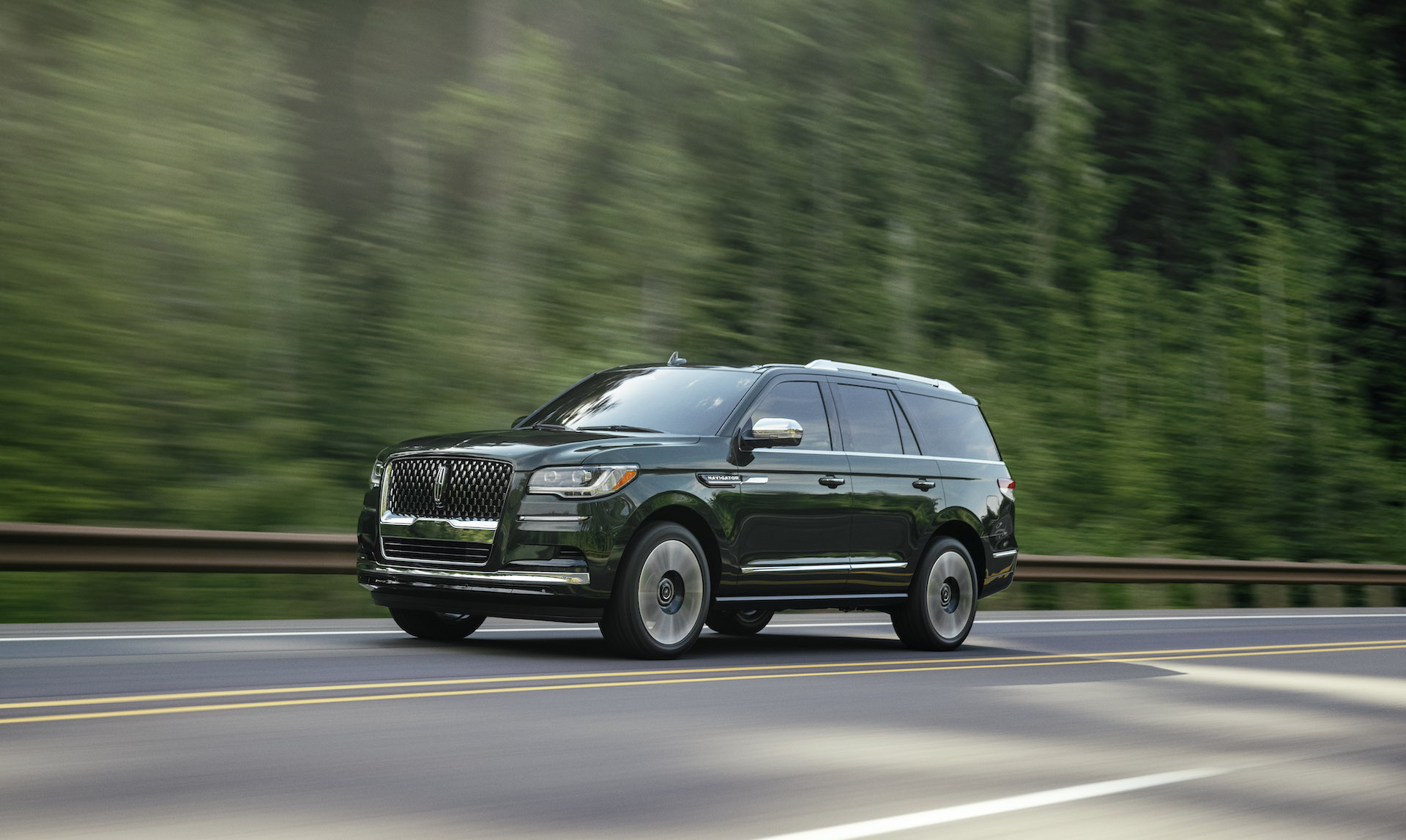 message-editor%2F1629258155395-2022lincolnnavigator_manhattangreenblacklabel_03.jpg