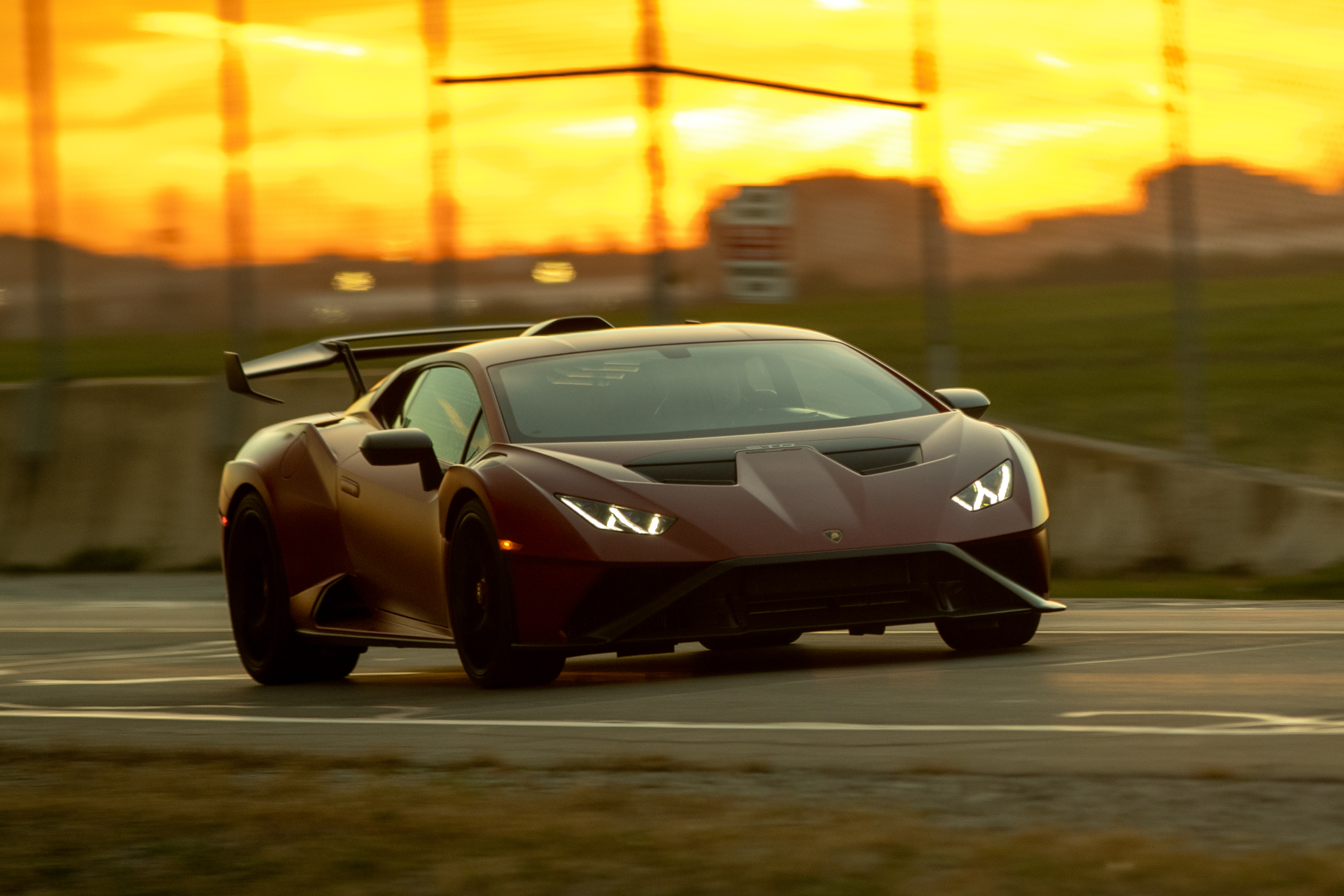 message-editor%2F1639000852921-lamborghini_huracan_sto_review-34.jpg