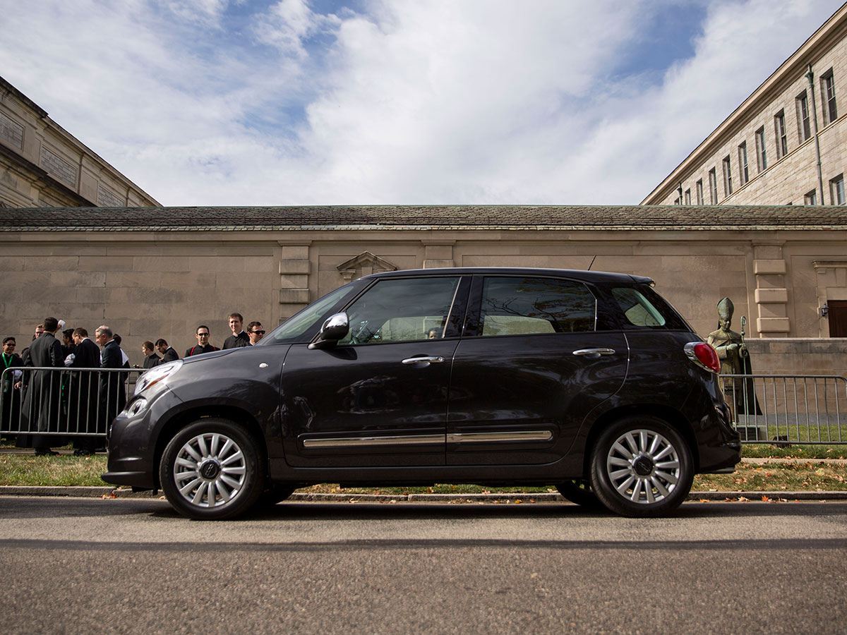 020116-fiat-500l-pope-art.jpg