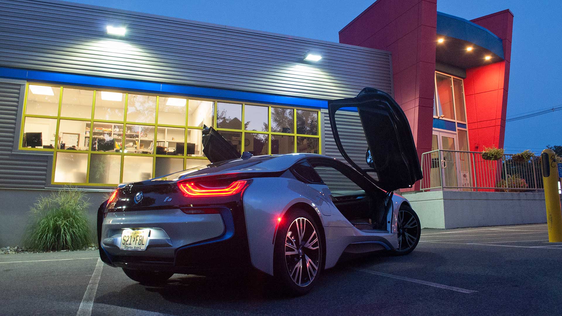 bmwi8_1015_ss_1.jpg