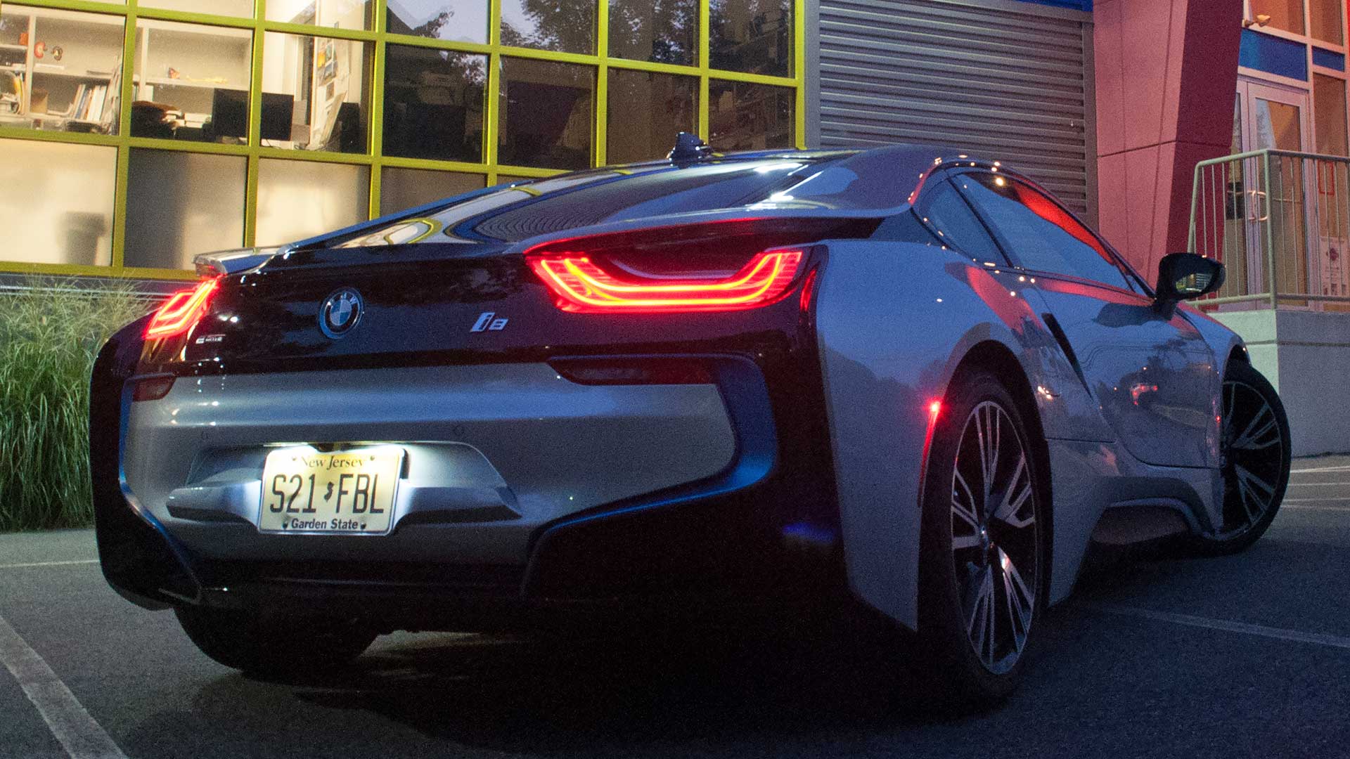 bmwi8_1015_ss_5.jpg