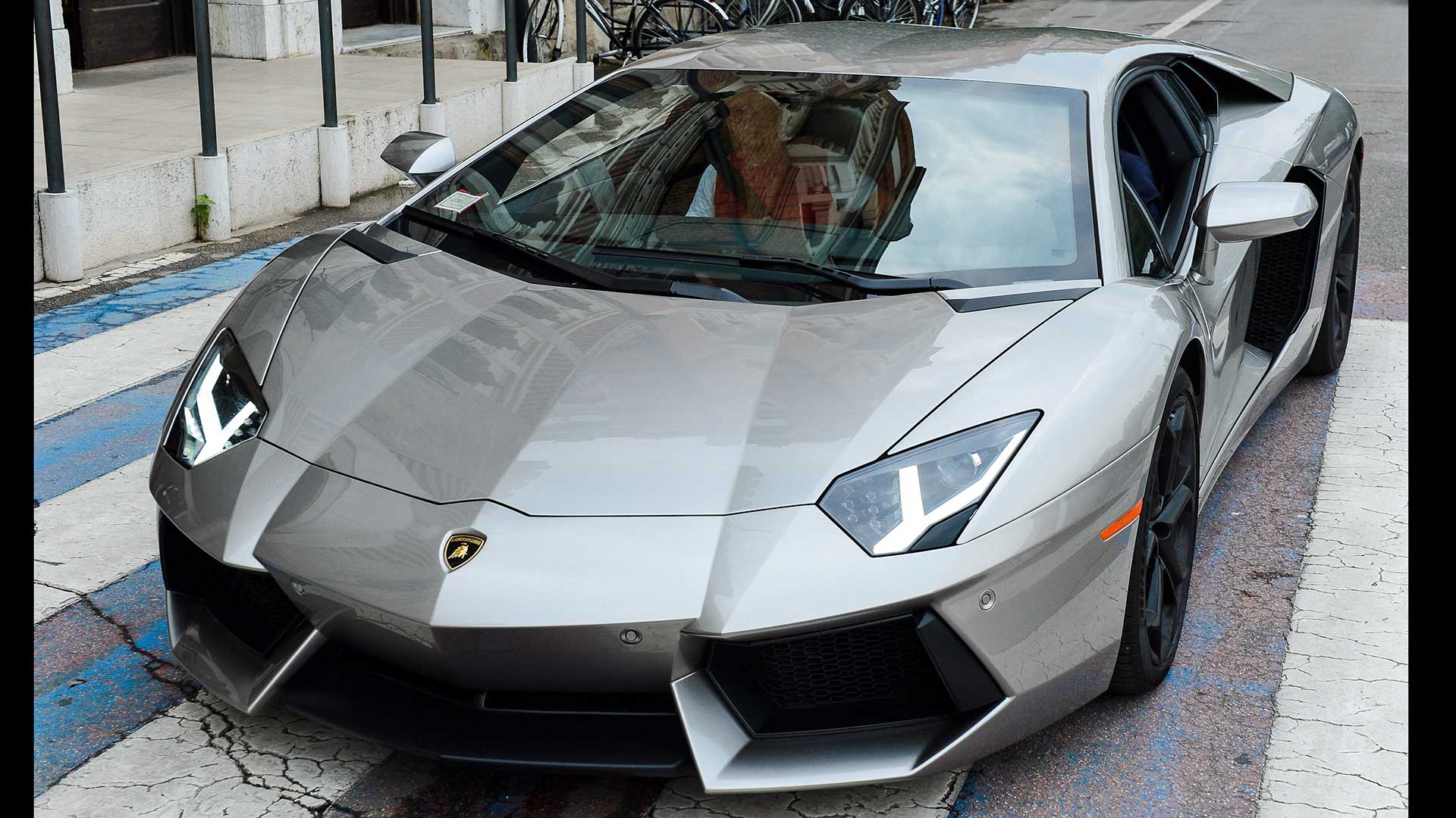 Lamborghini Aventador LP 700-4