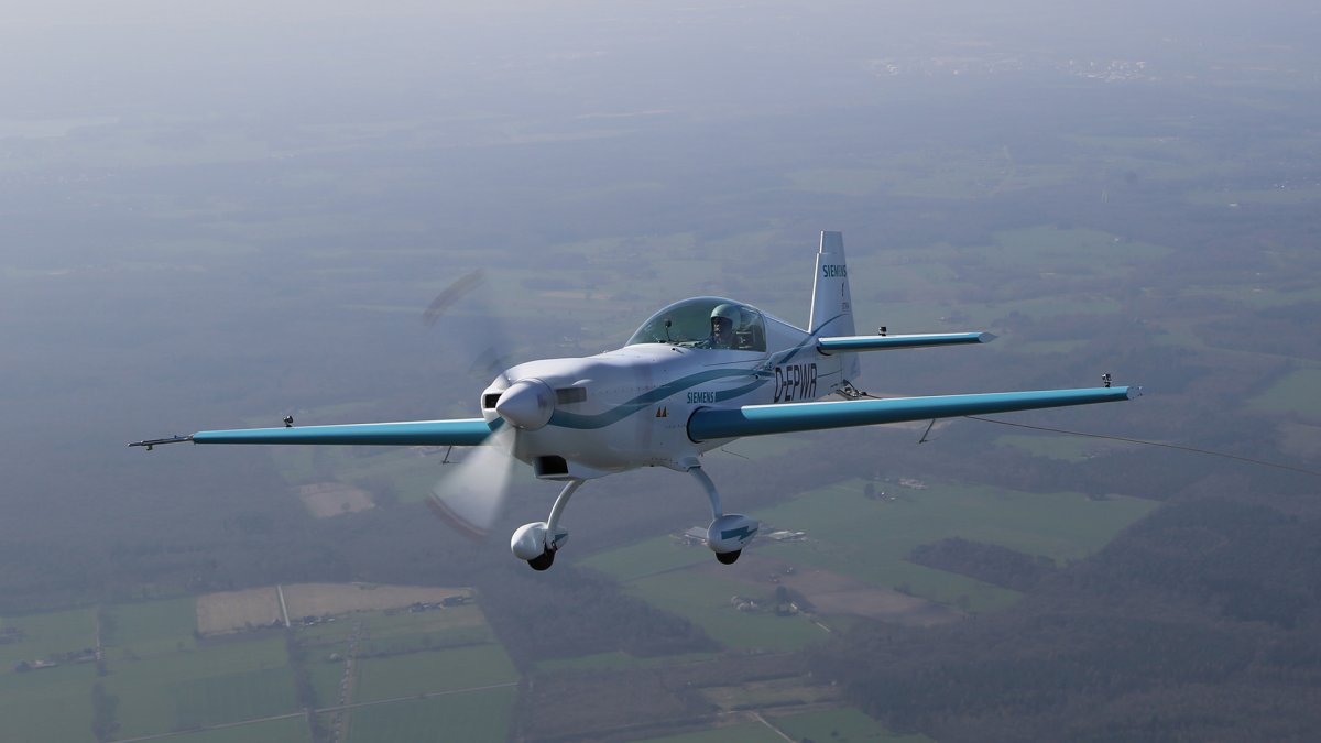 Machine Eleplane The Siemens 330LE Electric Plane Set Two World Speed Records in March