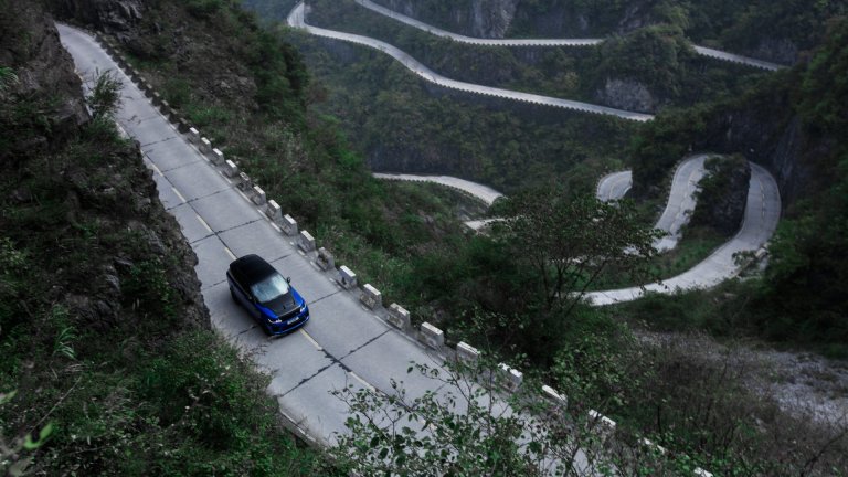 Watch the Range Rover Sport SVR Shred Tianmen Mountain’s 99 Turns