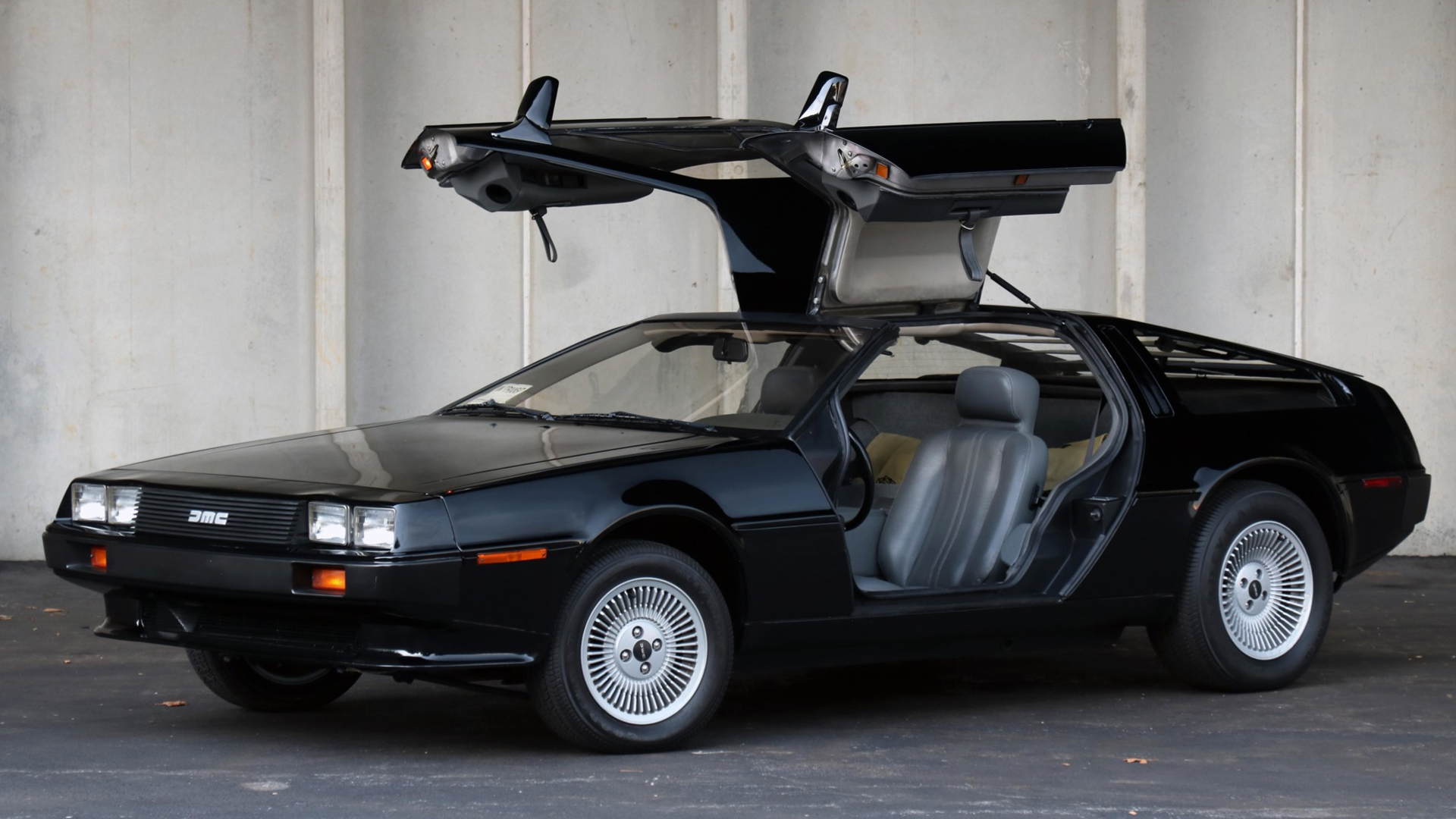 グリアマテラ　黒 1981 DeLorean DMC-12 Painted in Black Is a 5,900-Mile Throwback to