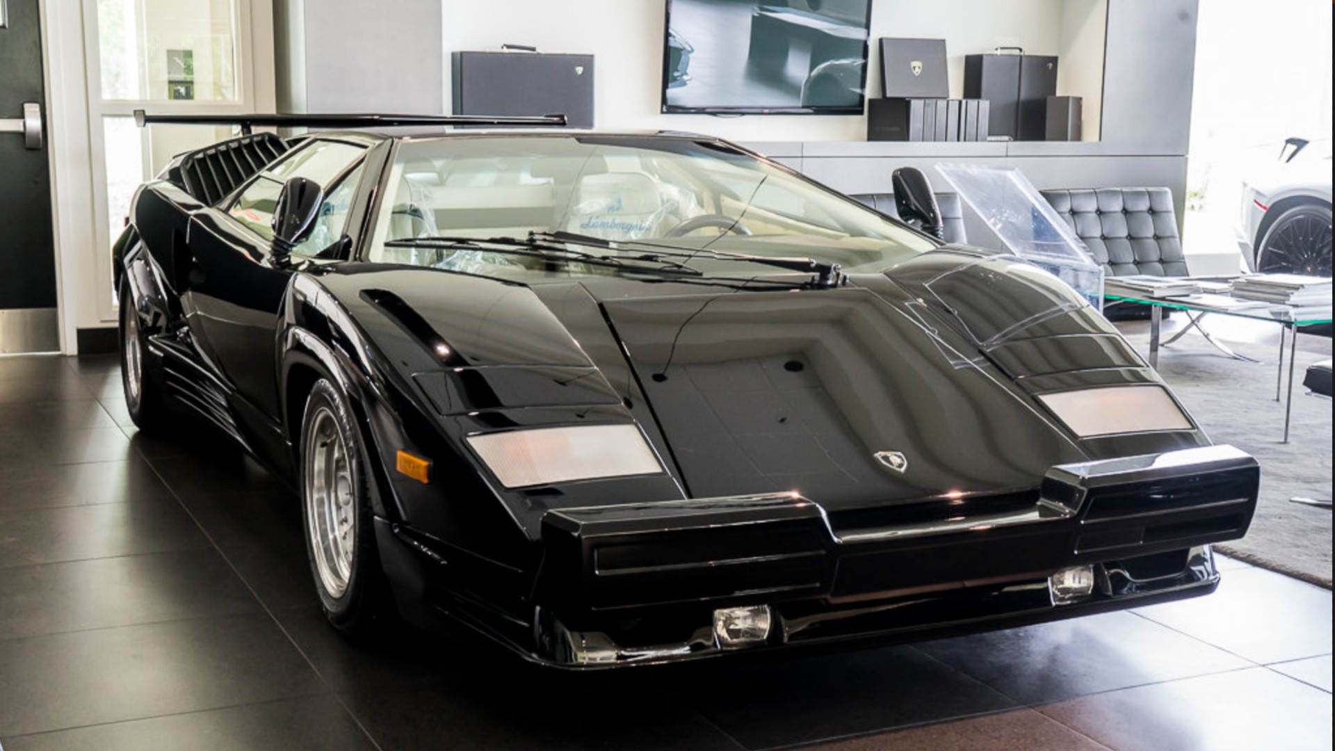 COUNTACH テーブル Time Capsule 1990 Lamborghini Countach Has Just 155 Miles Since