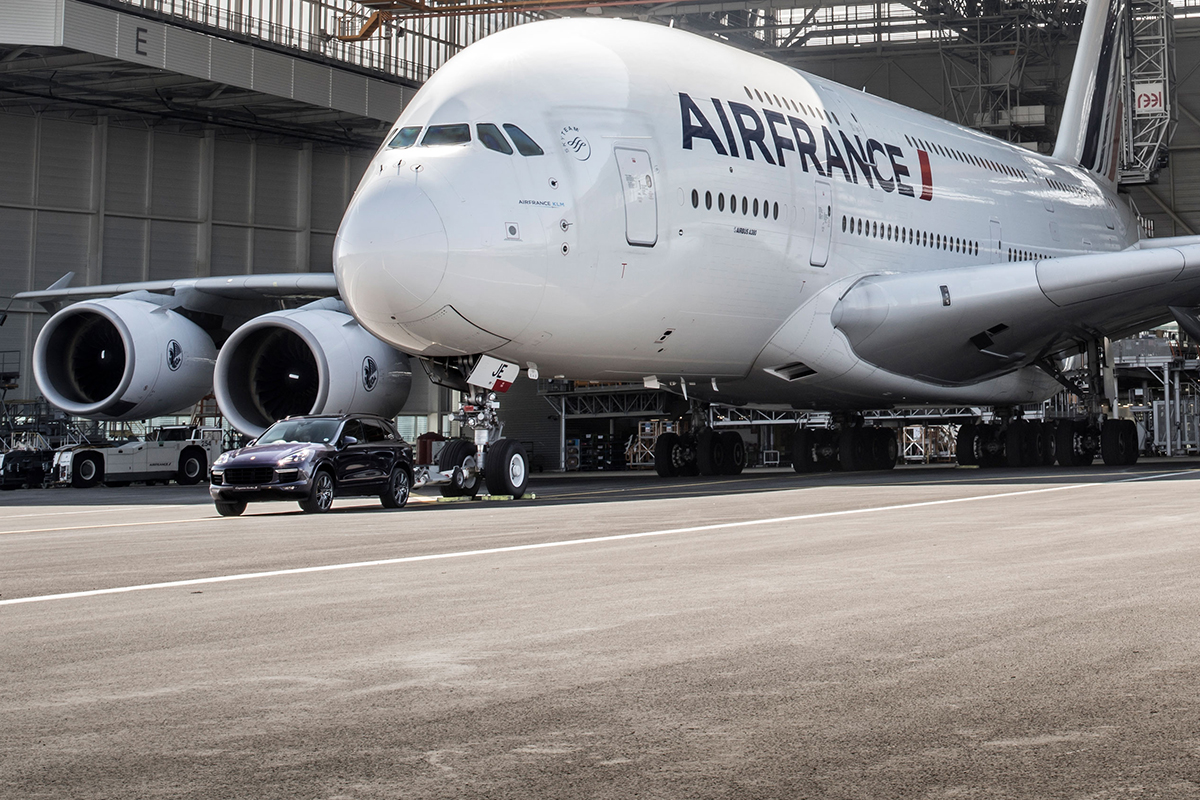 message-editor%2F1493642180495-high_cayenne_turbo_s_air_france_a_380_paris_charles_de_gaulle_airport_2017_porsche_ag-2.jpg