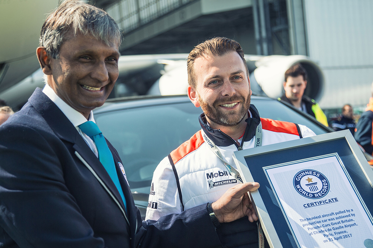 message-editor%2F1493642190805-high_pravin_patel_adjudicator_guinness_world_records_richard_payne_porsche_gb_technician_l_r_paris_charles_de_gaulle_airport_2017_porsche_ag.jpg