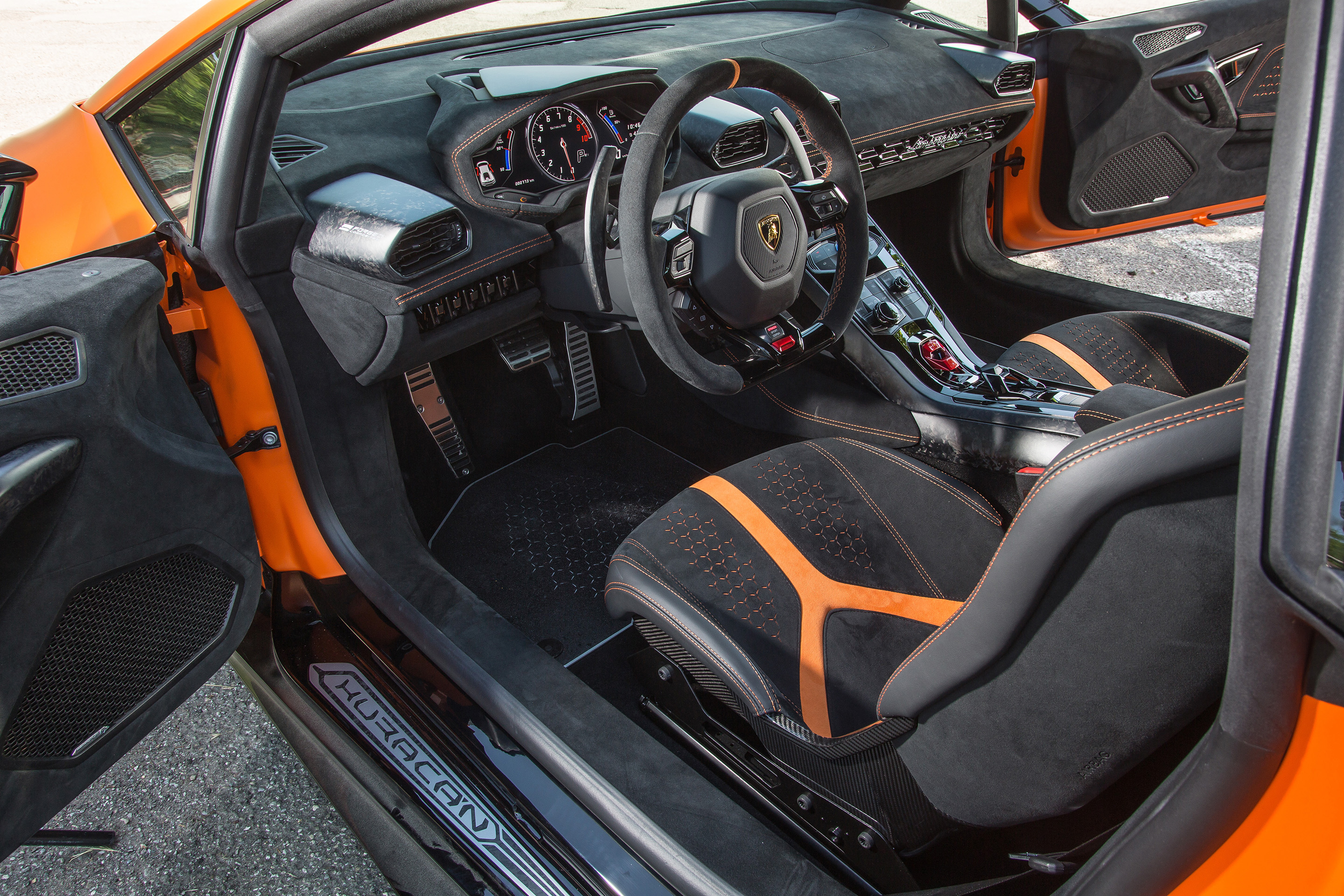 message-editor%2F1496940591745-huracan_performante_orange_034.jpg
