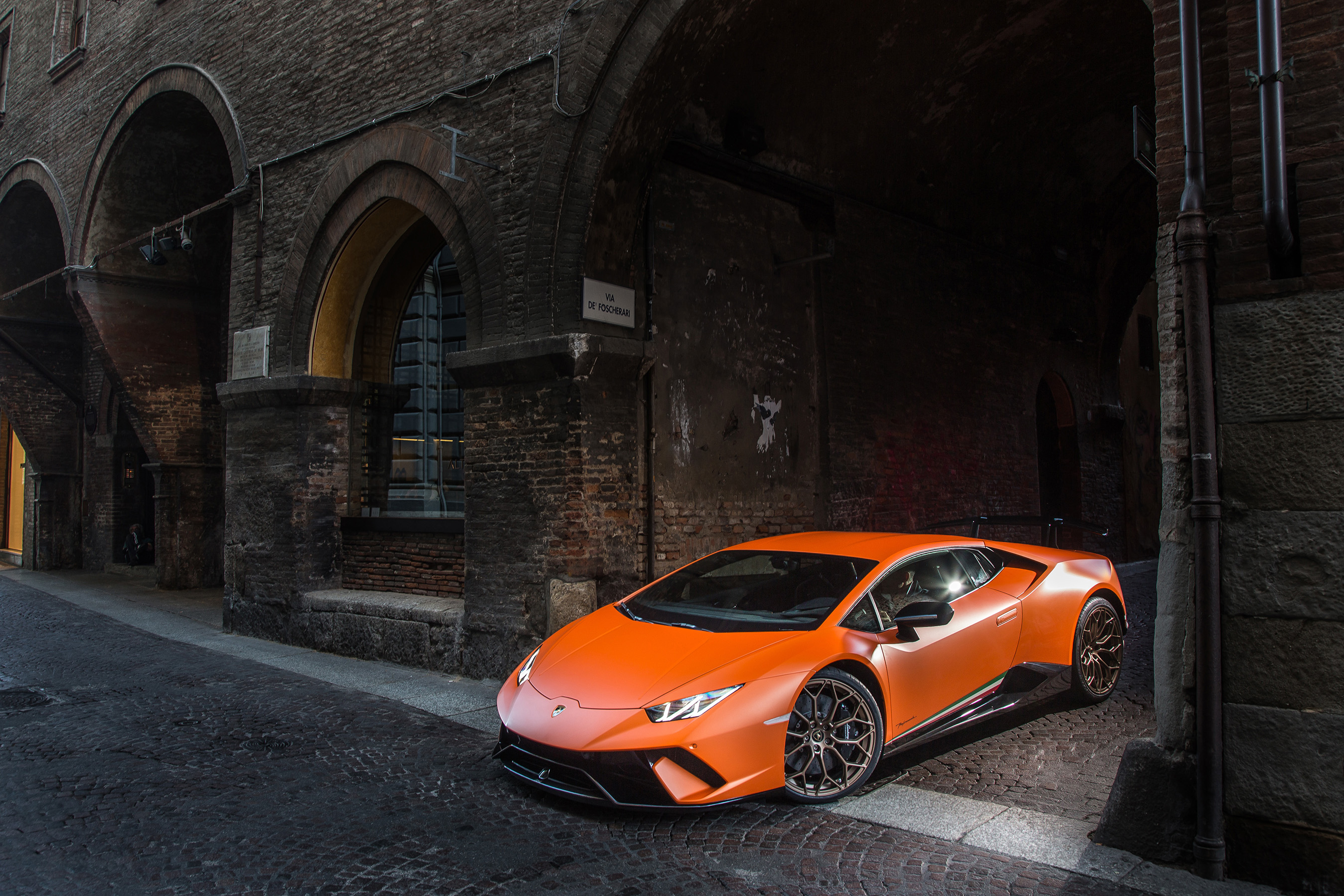 message-editor%2F1496941015430-huracan_performante_orange_017.jpg