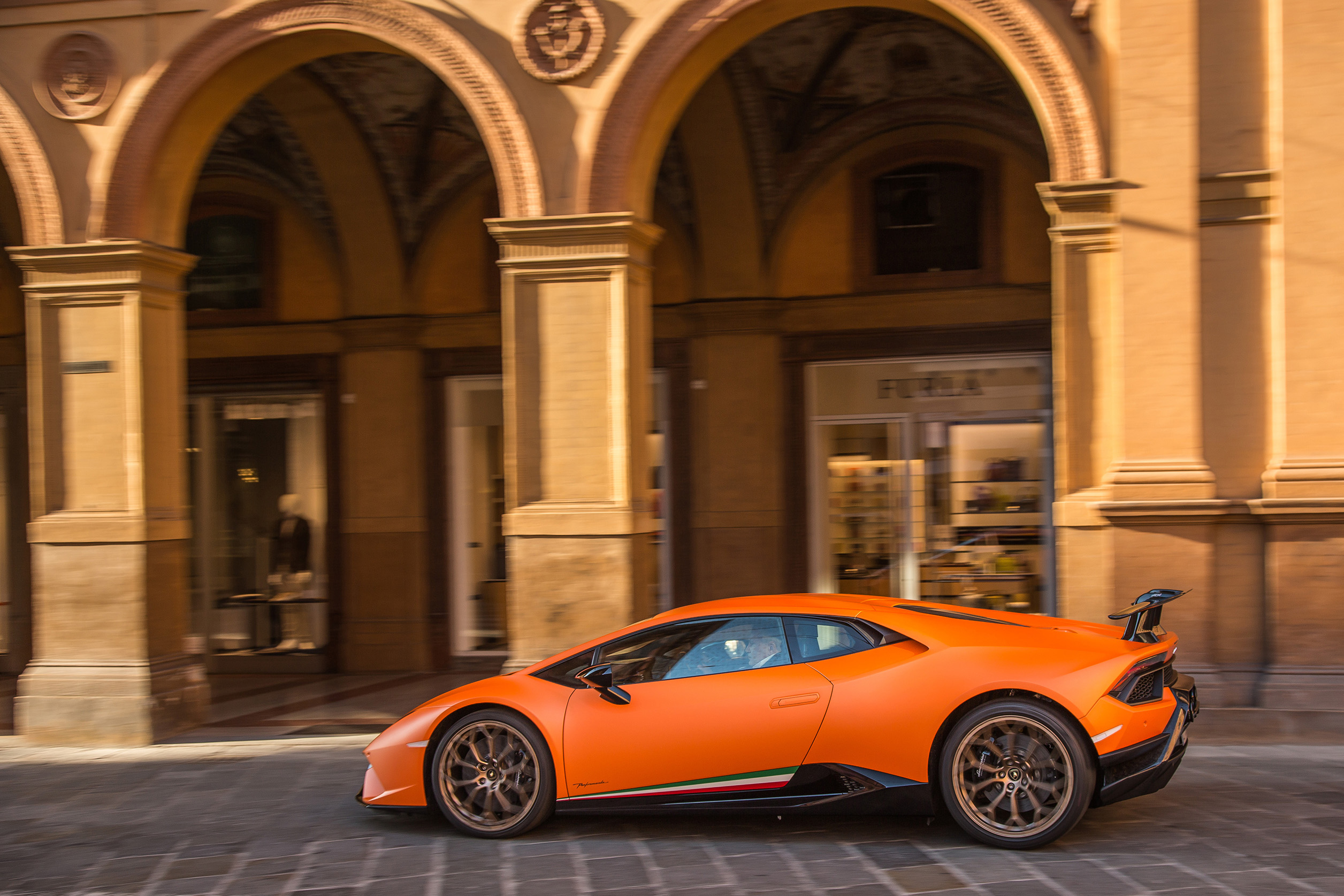 message-editor%2F1496941286142-huracan_performante_orange_020.jpg