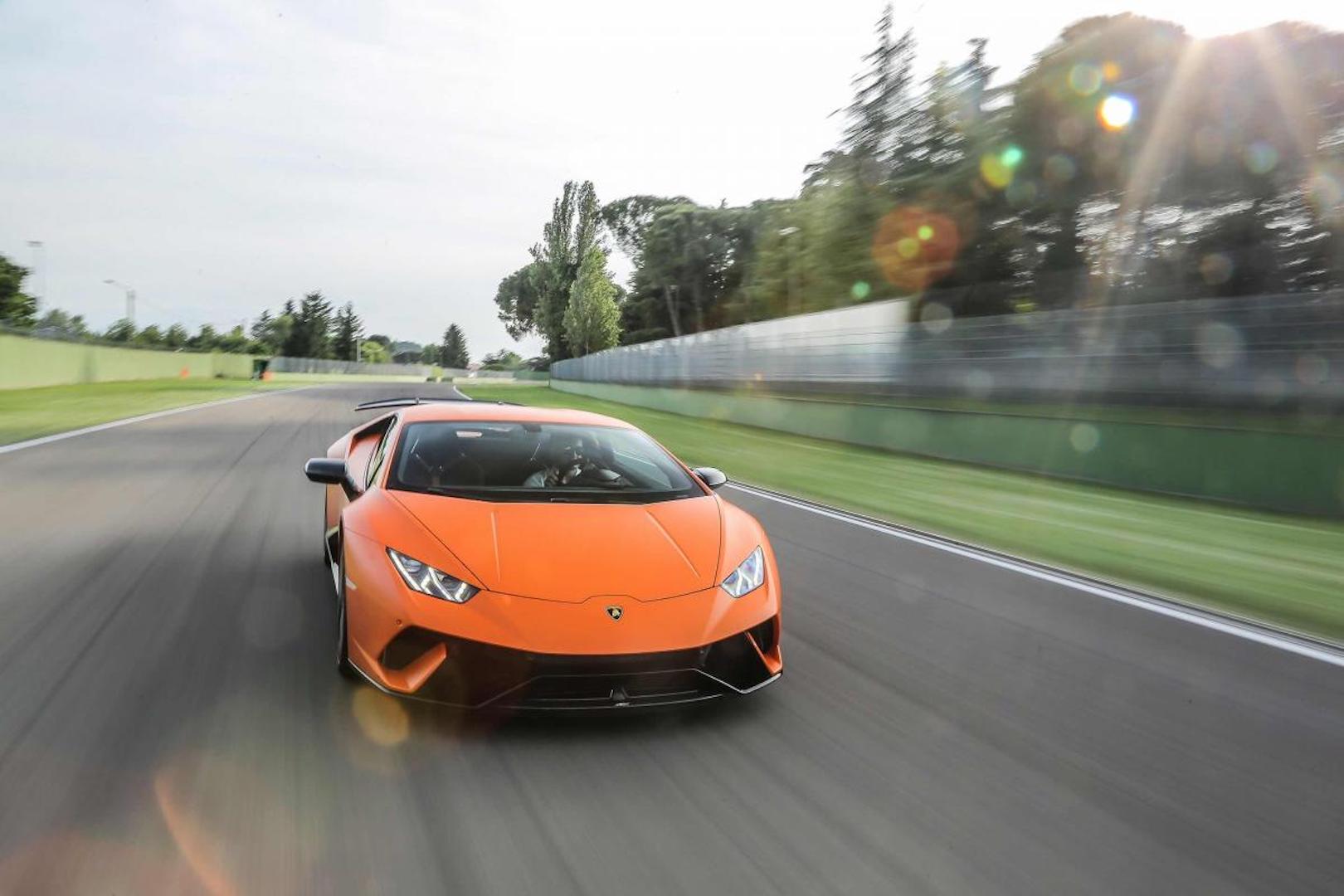 message-editor%2F1496942226408-huracan_performante_orange_146.jpg