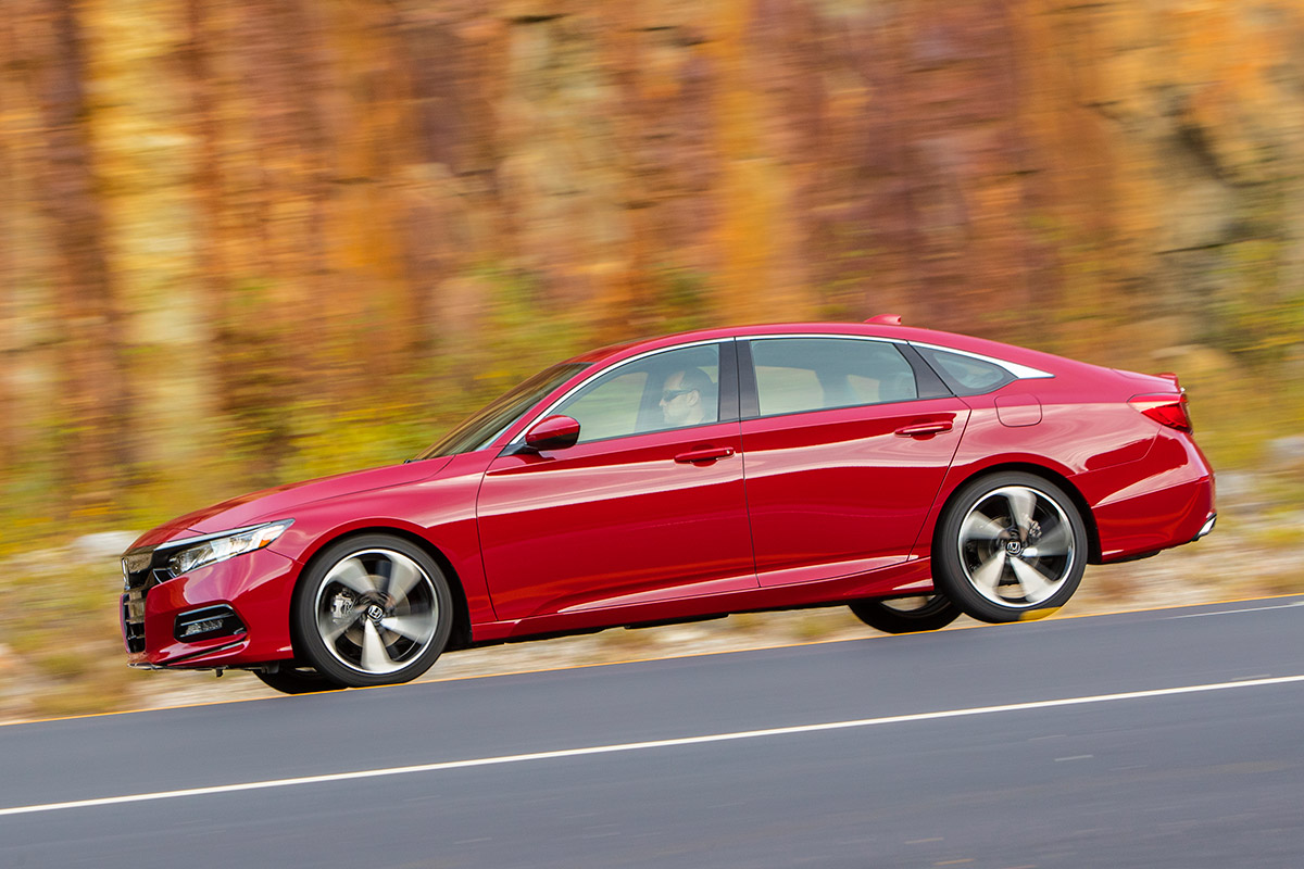 message-editor%2F1506980789579-2018-honda-accord-sport-2.0t-side-motion.jpg