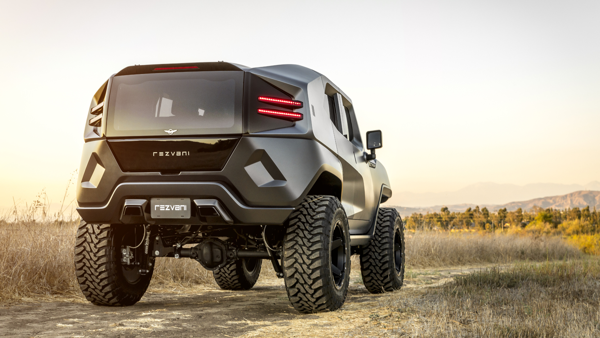 message-editor%2F1507319090430-rezvani_tank_rear_offroad.jpg