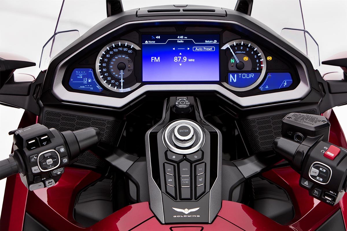 message-editor%2F1508909403159-honda_goldwing_2018_clocks.jpg