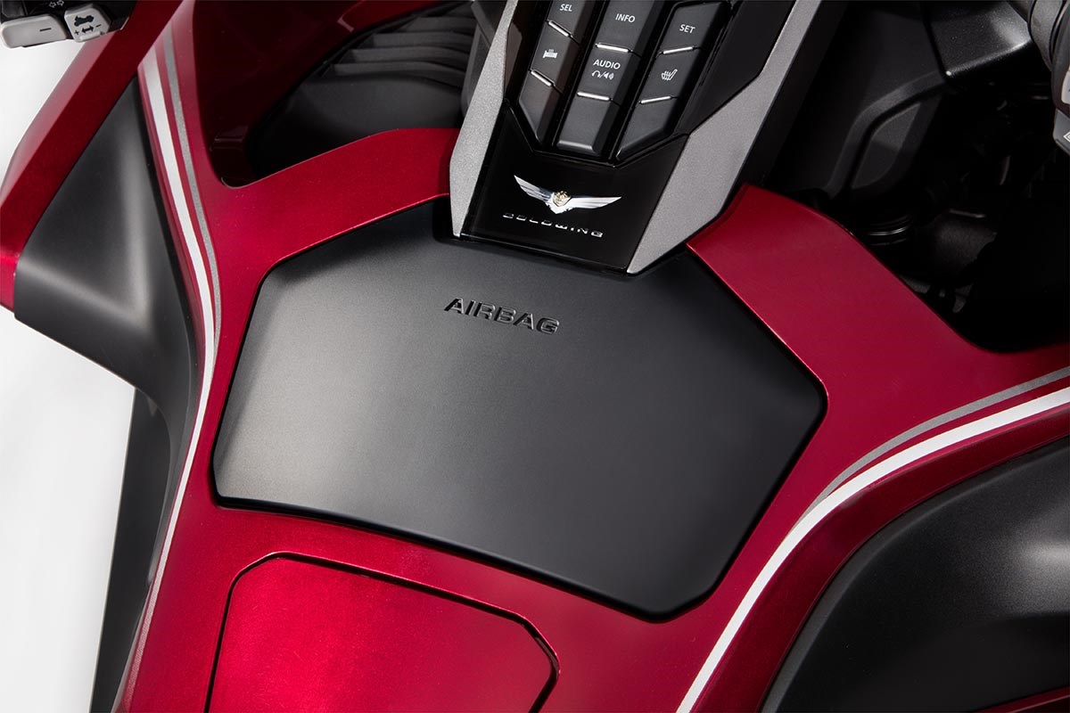 message-editor%2F1508909436387-honda_goldwing_2018_airbag.jpg